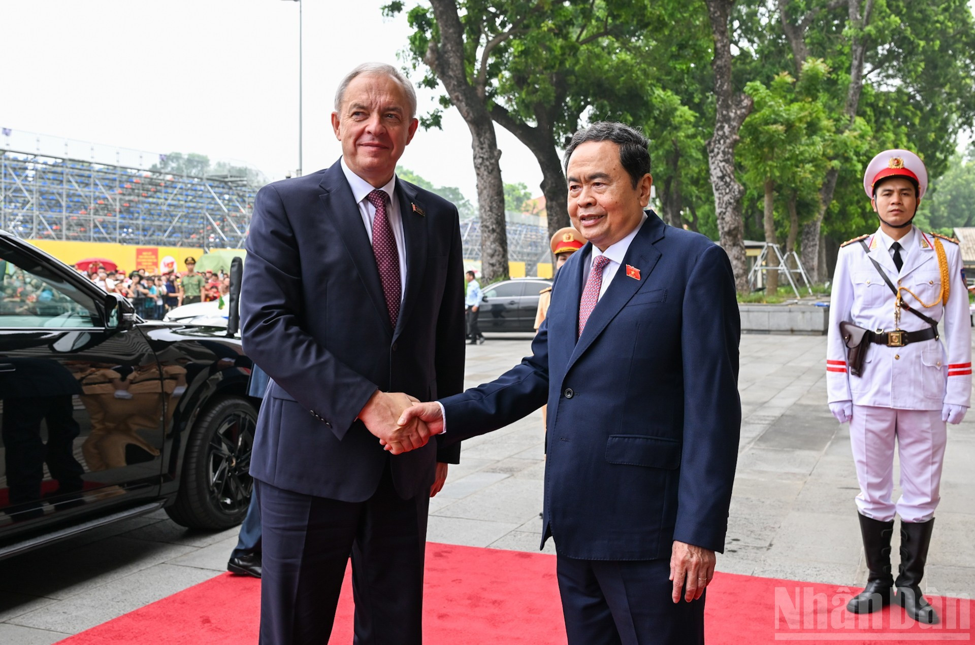 El presidente de la Asamblea Nacional de Vietnam, Tran Thanh Man (derecha), recibe al titular de la Cámara de Representantes de Bielorrusia, Igor Sergeyenko. El presidente de la Asamblea Nacional de Vietnam, Tran Thanh Man (derecha), recibe al titular de la Cámara de Representantes de Bielorrusia, Igor Sergeyenko.