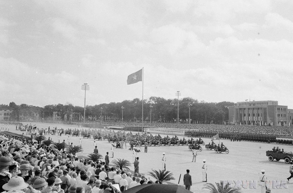 Las Fuerzas Armadas Populares y decenas de miles de personas asisten al desfile por el 30º aniversario de la fundación de la República Democrática de Vietnam. Las Fuerzas Armadas Populares y decenas de miles de personas asisten al desfile por el 30º aniversario de la fundación de la República Democrática de Vietnam.