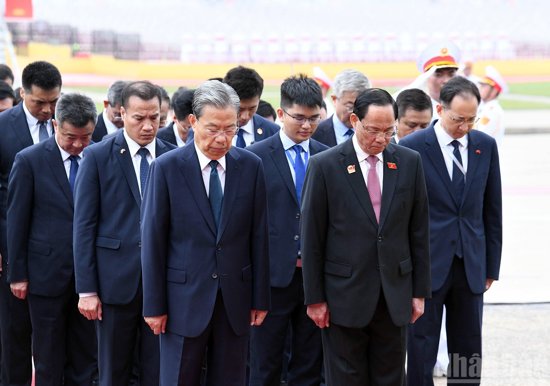 El máximo legislador de China y su comitiva rinden tributo al Presidente Ho Chi Minh. El máximo legislador de China y su comitiva rinden tributo al Presidente Ho Chi Minh.
