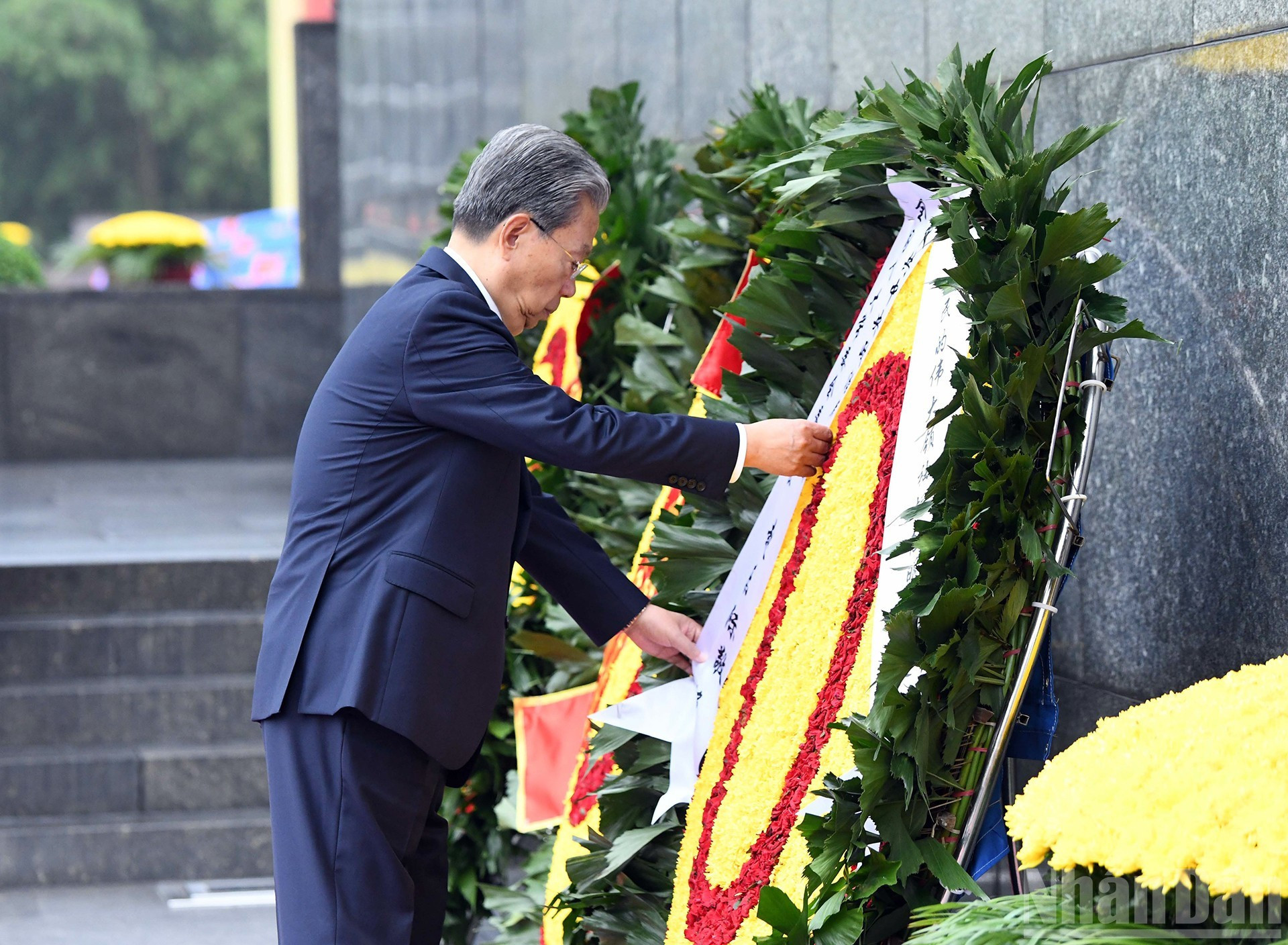 El miembro del Comité Permanente del Buró Político del Partido Comunista de China y presidente del Comité Permanente de la Asamblea Popular Nacional, Zhao Leji, deposita una ofrenda floral en homenaje al Presidente Ho Chi Minh. El miembro del Comité Permanente del Buró Político del Partido Comunista de China y presidente del Comité Permanente de la Asamblea Popular Nacional, Zhao Leji, deposita una ofrenda floral en homenaje al Presidente Ho Chi Minh.