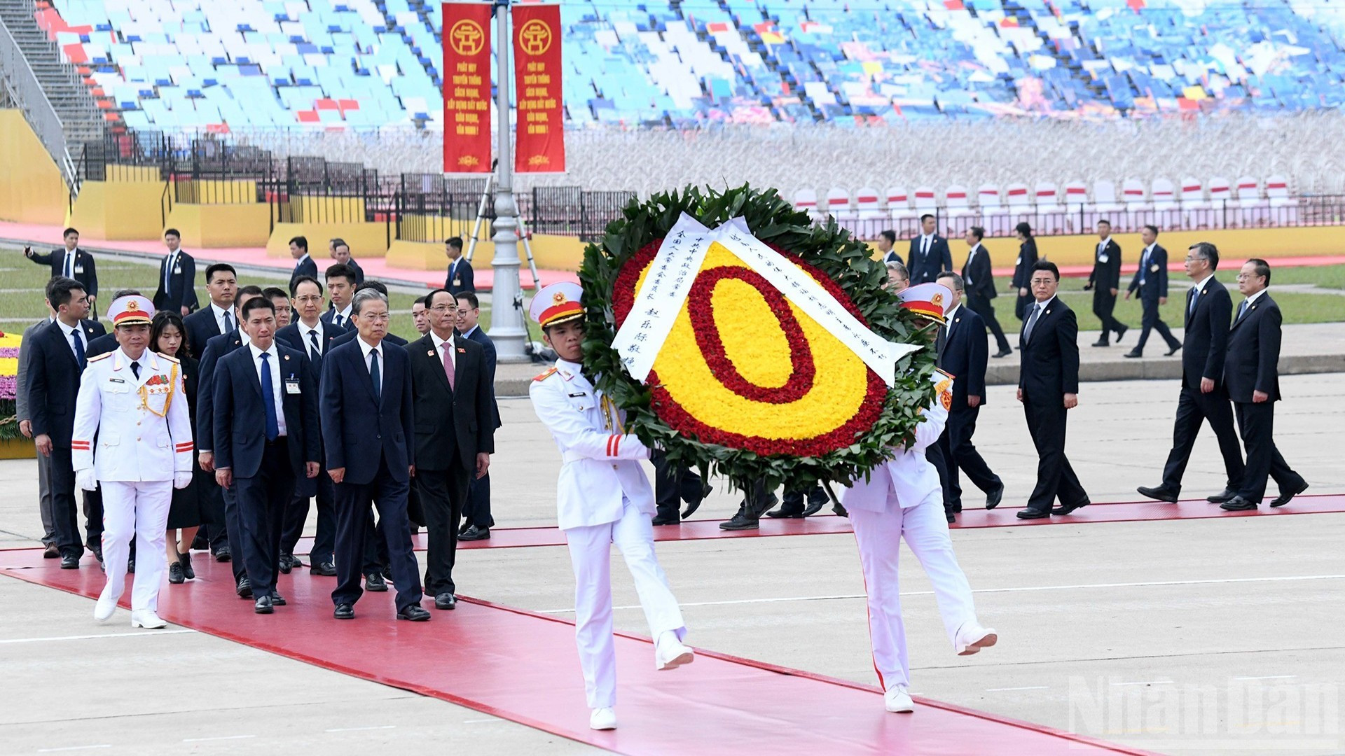 [Foto] Dirigente parlamentario de China rinde homenaje al Presidente Ho Chi Minh