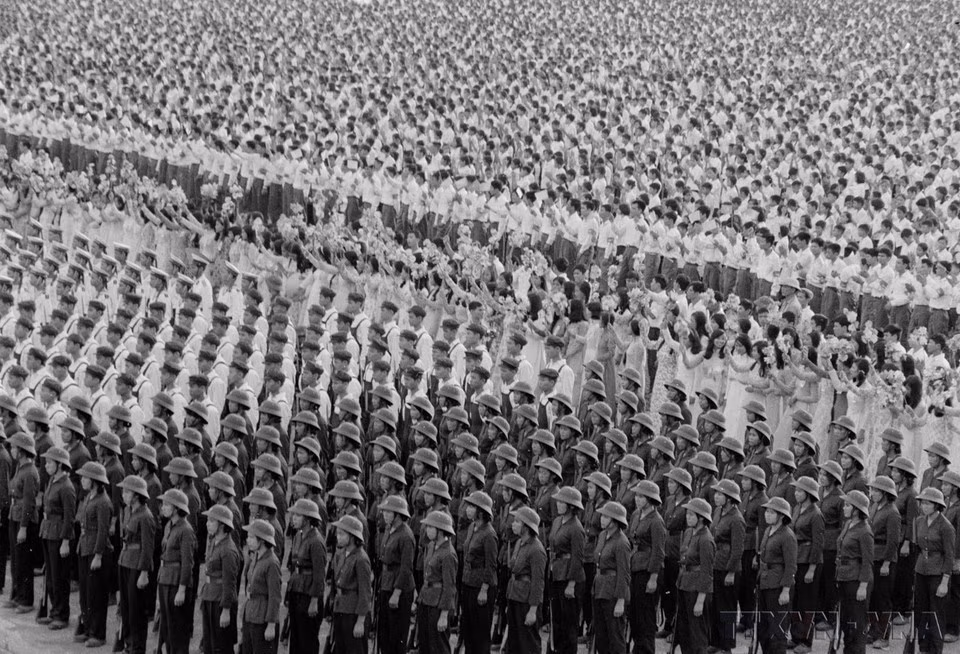 El desfile conmemorativo del 30º aniversario de la fundación de la República Democrática de Vietnam contó con la asistencia de más de 400 mil personas y soldados, junto con más de 600 delegados internacionales.