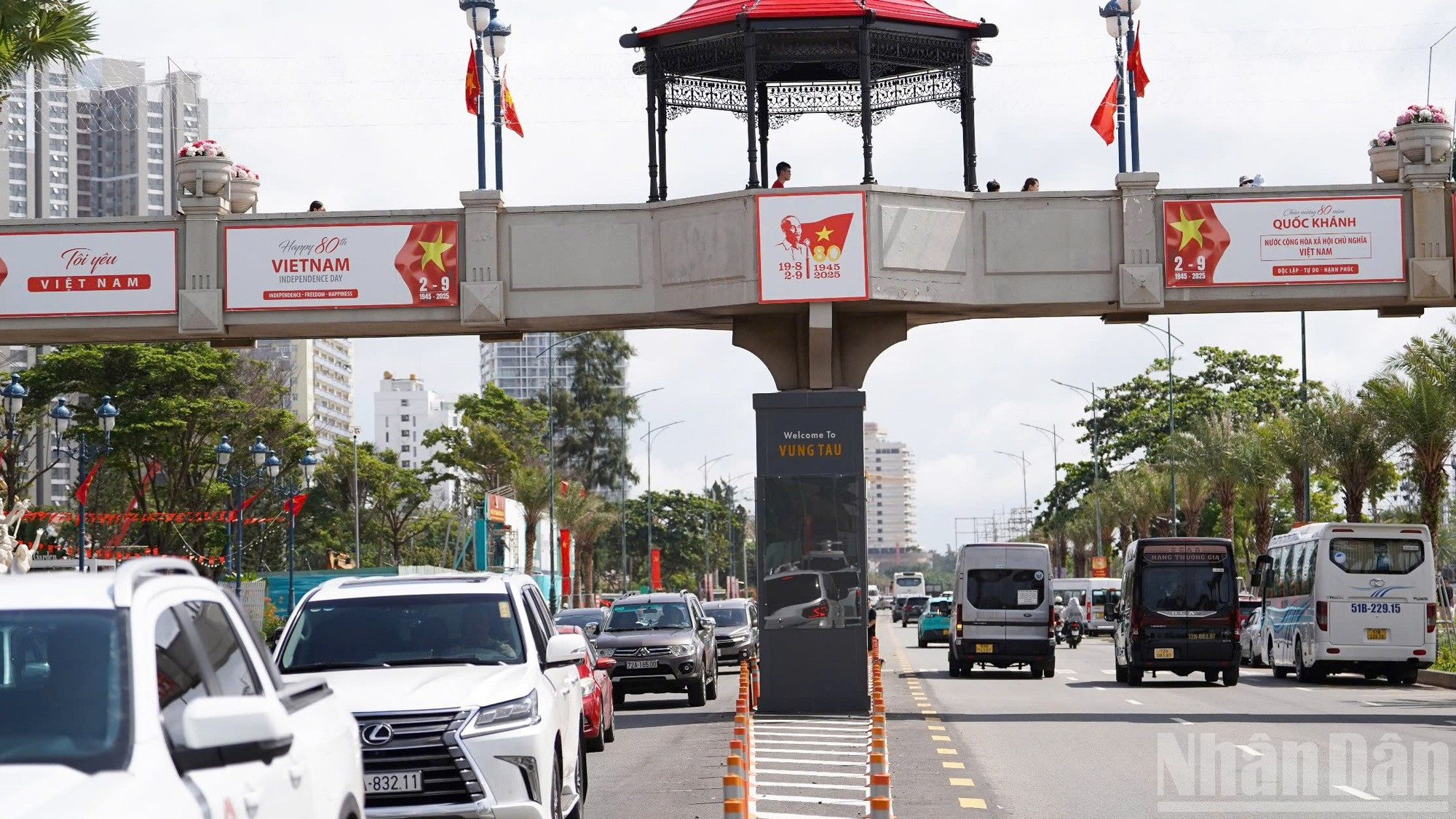 La bandera nacional ondea en el barrio de Vung Tau y a lo largo de la costa de Ciudad Ho Chi Minh.