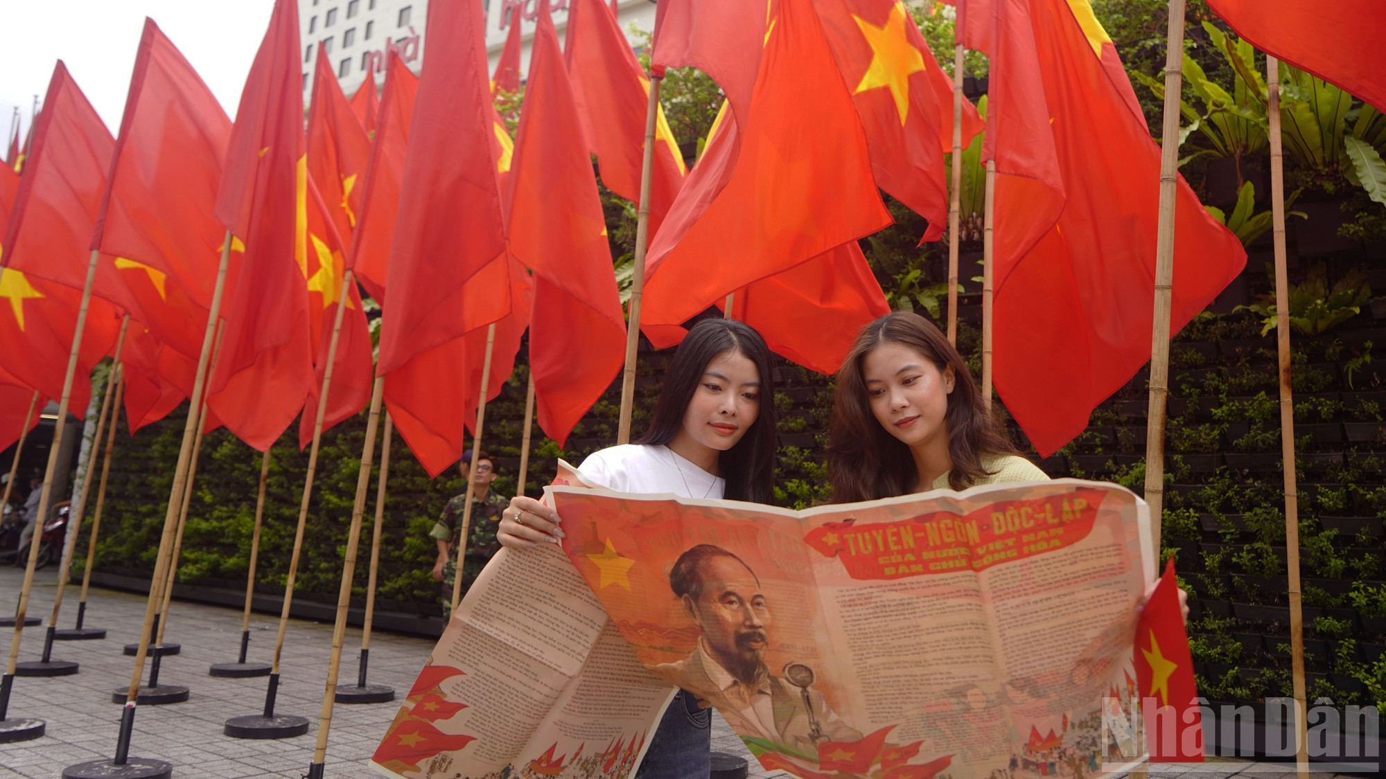 Los jóvenes conocen la historia nacional a través del suplemento especial del periódico Nhan Dan (Pueblo), órgano central del Partido Comunista de Vietnam, con motivo del 80º aniversario de la Revolución de Agosto y del Día Nacional.
