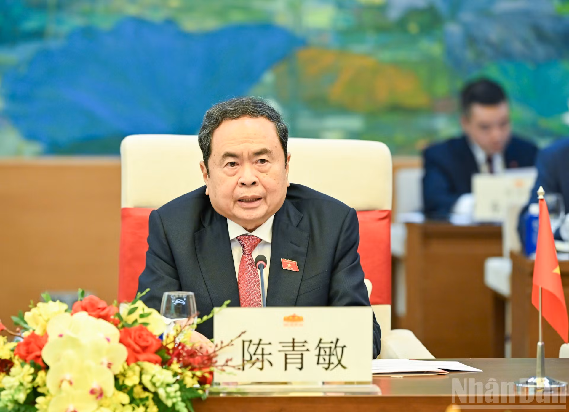 El jefe del Legislativo vietnamita, Tran Thanh Man, da palabras.