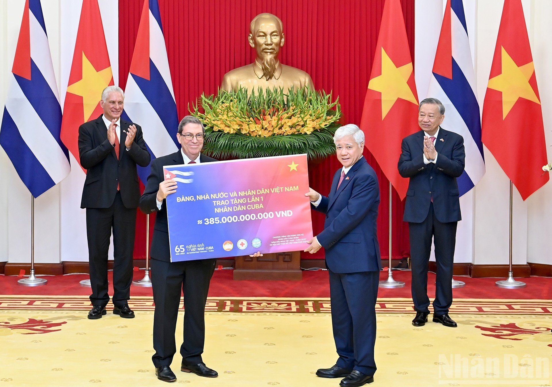 Los dos dirigentes presencian la entrega de un donativo del pueblo vietnamita para Cuba, valorado en 385 mil millones de dongs vietnamitas (unos 14,6 millones de dólares). Se trata del fruto inicial de una campaña de recaudación nacional de Vietnam a favor de Cuba en ocasión del 65º aniversario de las relaciones diplomáticas bilaterales. Los dos dirigentes presencian la entrega de un donativo del pueblo vietnamita para Cuba, valorado en 385 mil millones de dongs vietnamitas (unos 14,6 millones de dólares). Se trata del fruto inicial de una campaña de recaudación nacional de Vietnam a favor de Cuba en ocasión del 65º aniversario de las relaciones diplomáticas bilaterales.