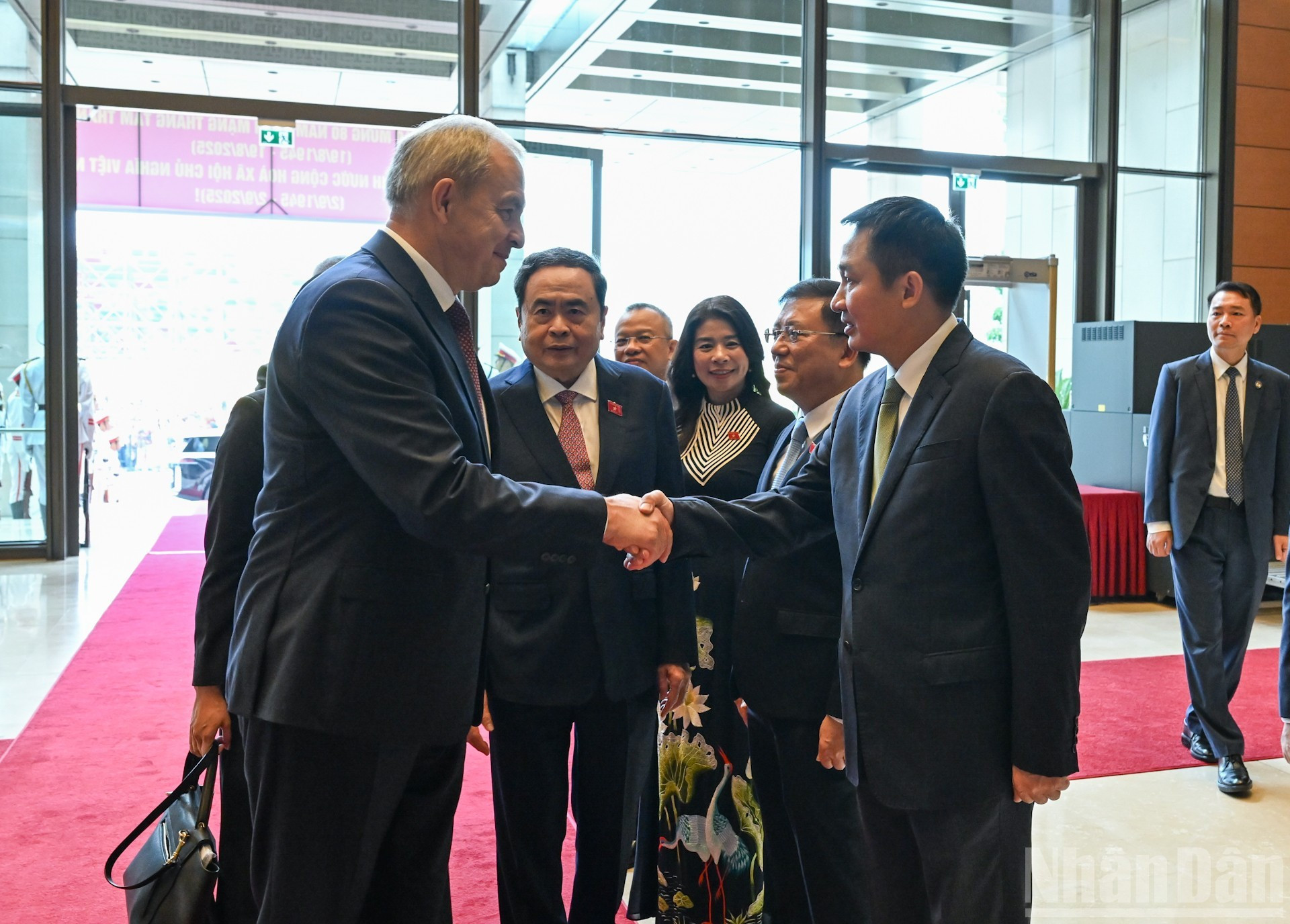 Thanh Man presenta a los delegados de la parte vietnamita a Sergeyenko. Thanh Man presenta a los delegados de la parte vietnamita a Sergeyenko.