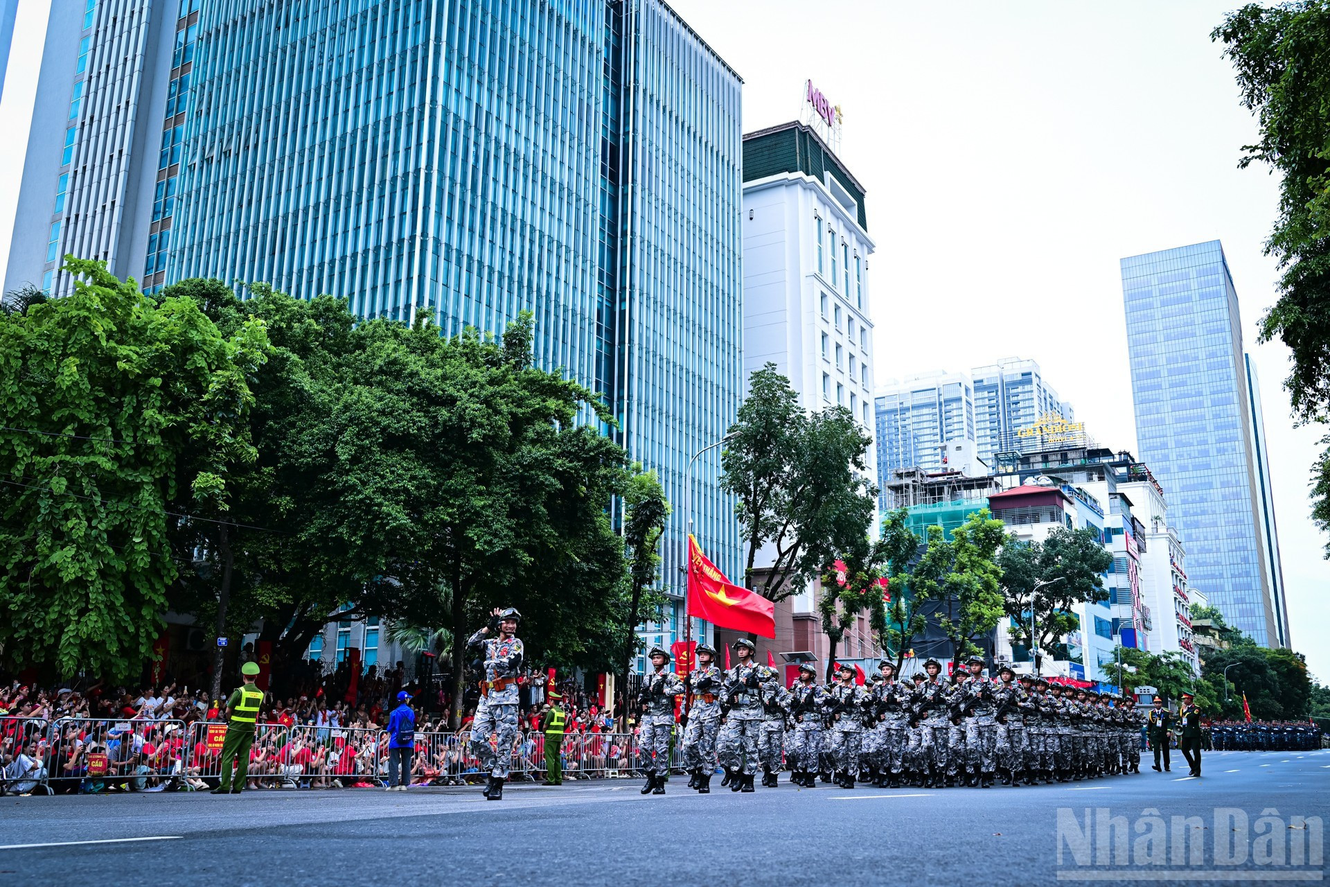 Miembros de las fuerzas especiales del Ejército devuelven el saludo de espectadores a orillas de la calle de Van Cao. Miembros de las fuerzas especiales del Ejército devuelven el saludo de espectadores a orillas de la calle de Van Cao.