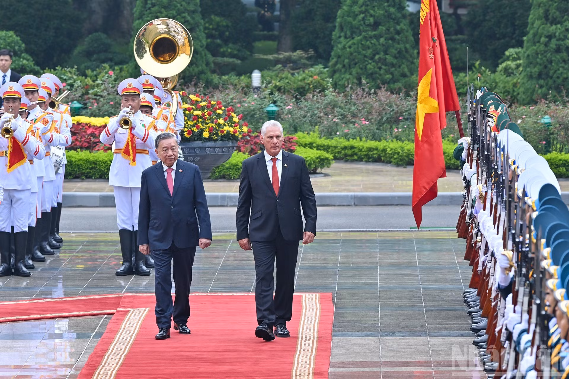 Los dos dirigentes pasan revista a la guardia de honor.