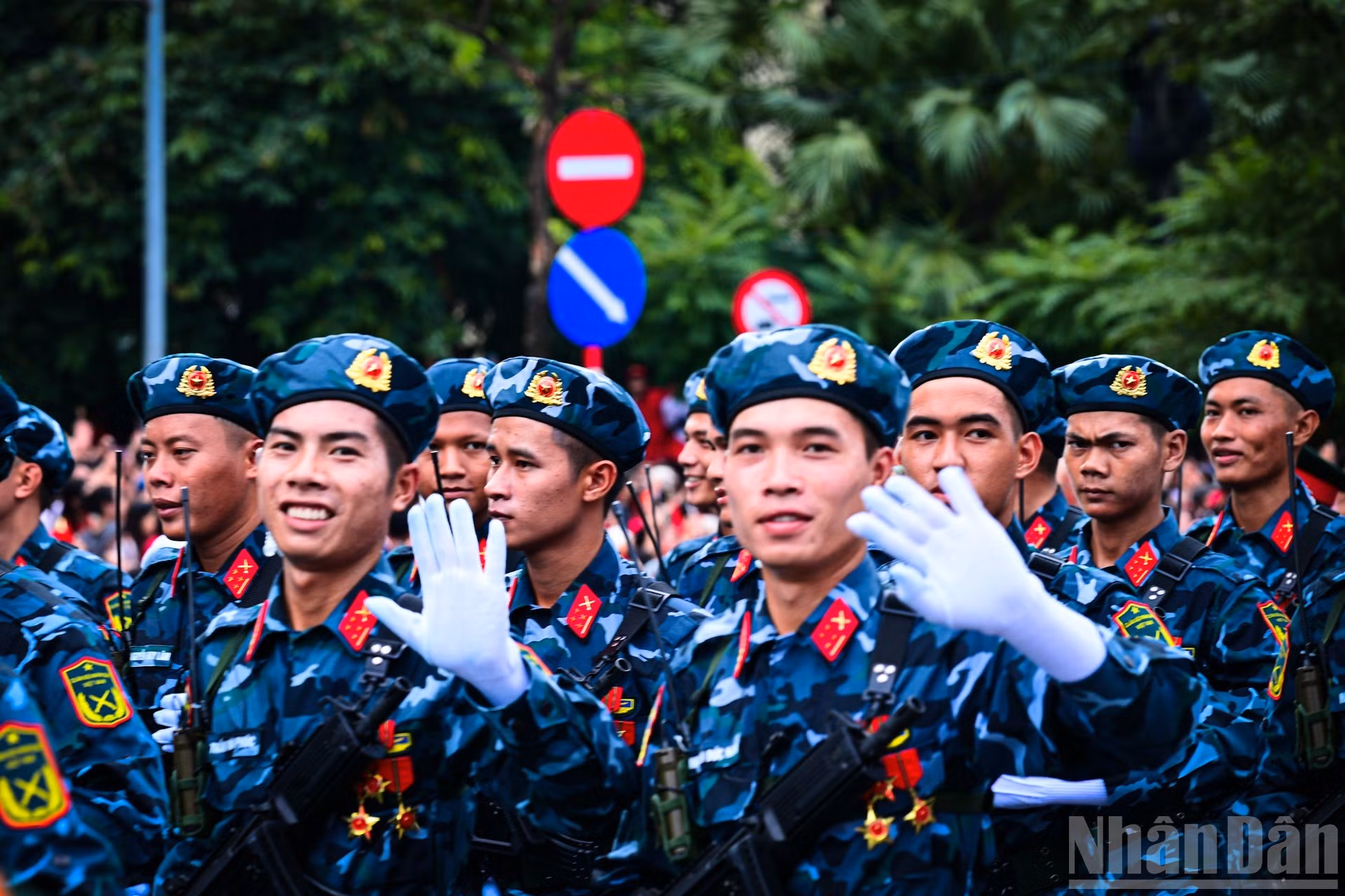 La alegría de miembros del Mando de Combate en Ciberseguridad.