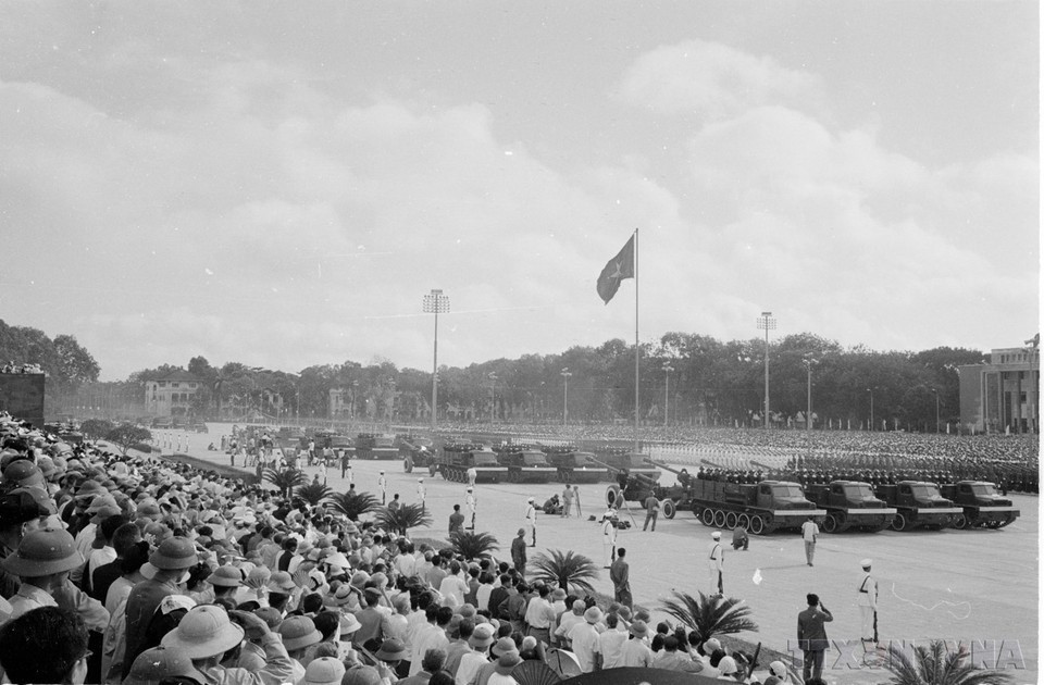 Plaza de Ba Dinh, la mañana del 2 de septiembre de 1975. Plaza de Ba Dinh, la mañana del 2 de septiembre de 1975.