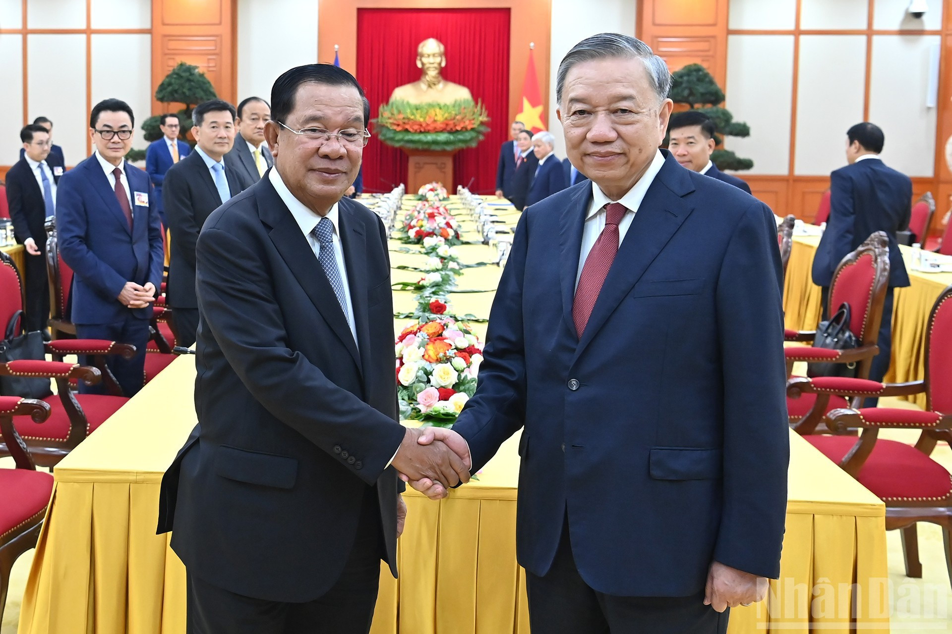 El secretario general del Partido Comunista de Vietnam, To Lam (derecha), y el presidente del Partido Popular de Camboya y titular del Senado, Samdech Techo Hun Sen El secretario general del Partido Comunista de Vietnam, To Lam (derecha), y el presidente del Partido Popular de Camboya y titular del Senado, Samdech Techo Hun Sen