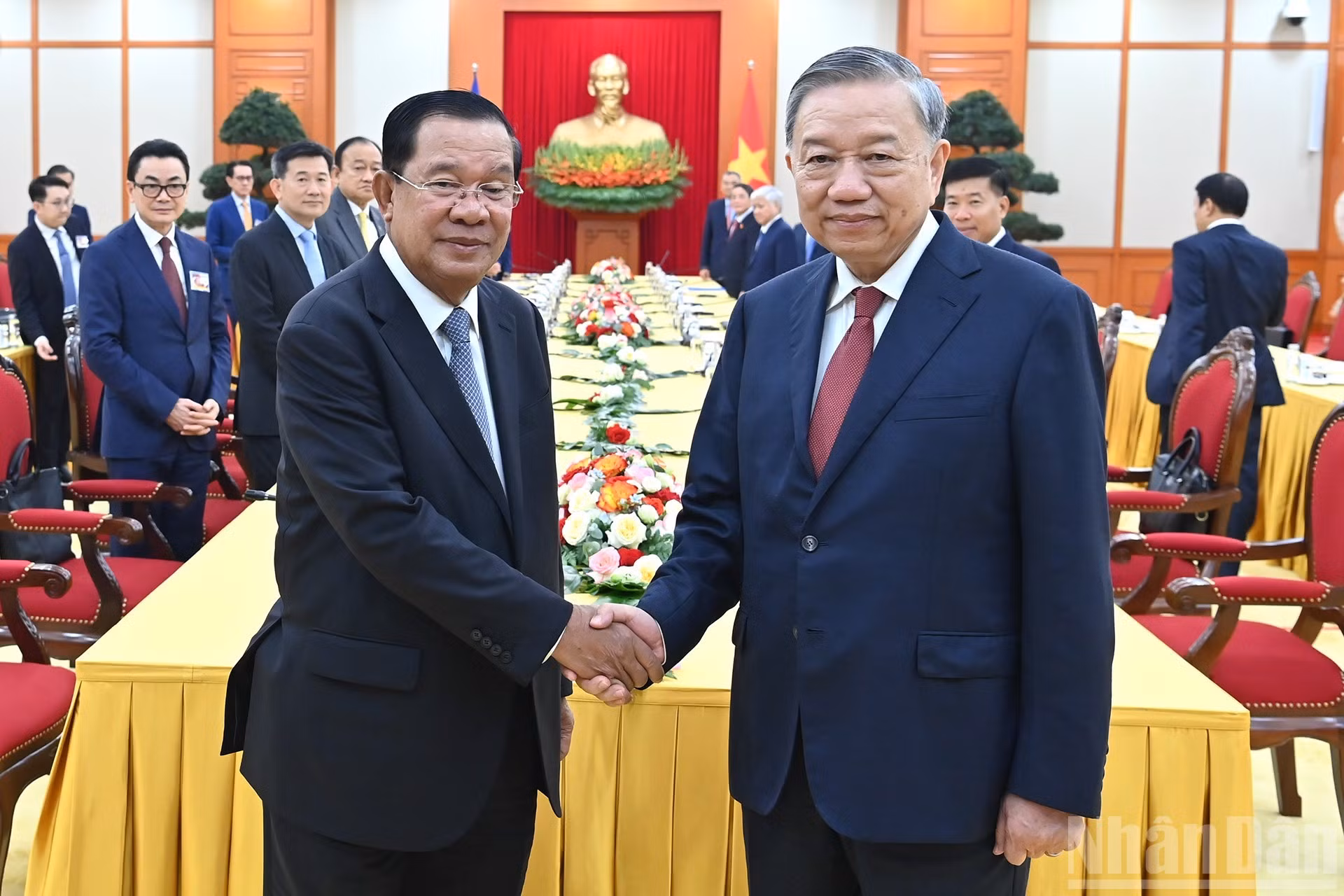 El secretario general del Partido Comunista de Vietnam, To Lam (derecha), y el presidente del Partido Popular de Camboya y titular del Senado, Samdech Techo Hun Sen