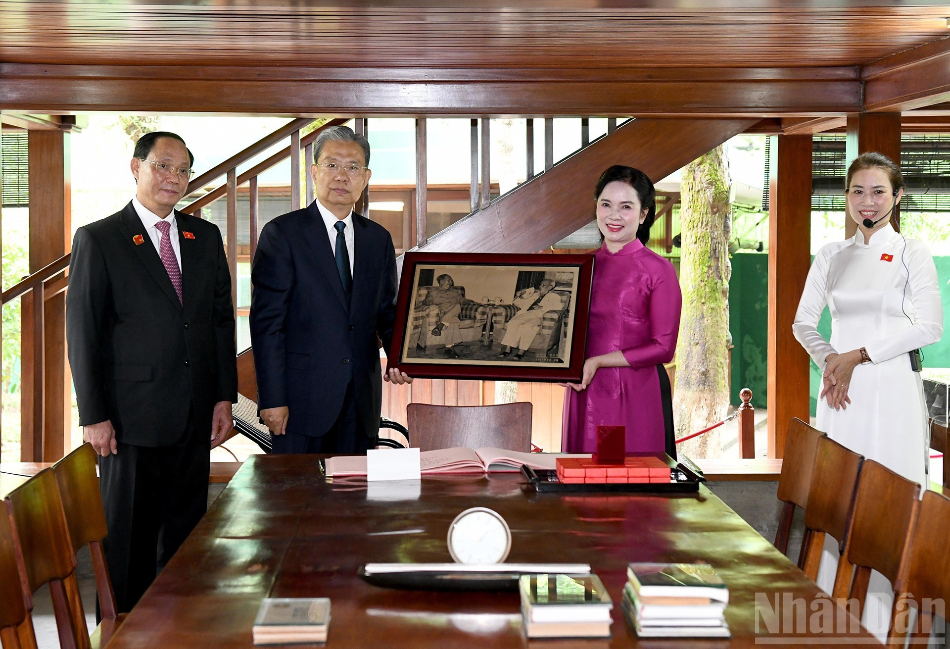 El presidente de la Asamblea Popular Nacional de China otorga un obsequio a la Zona de Reliquias dedicada al Presidente Ho Chi Minh. El presidente de la Asamblea Popular Nacional de China otorga un obsequio a la Zona de Reliquias dedicada al Presidente Ho Chi Minh.