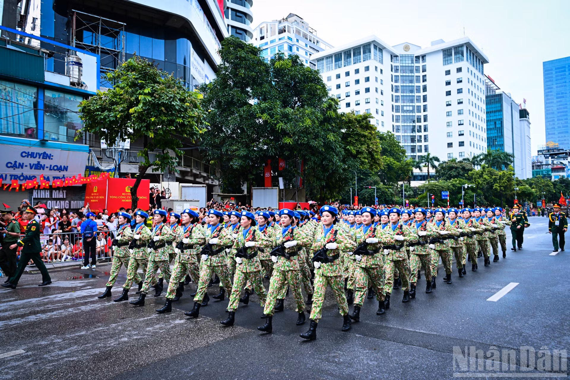 Las mujeres soldados de mantenimiento de la paz caminan cargadas de orgullo.