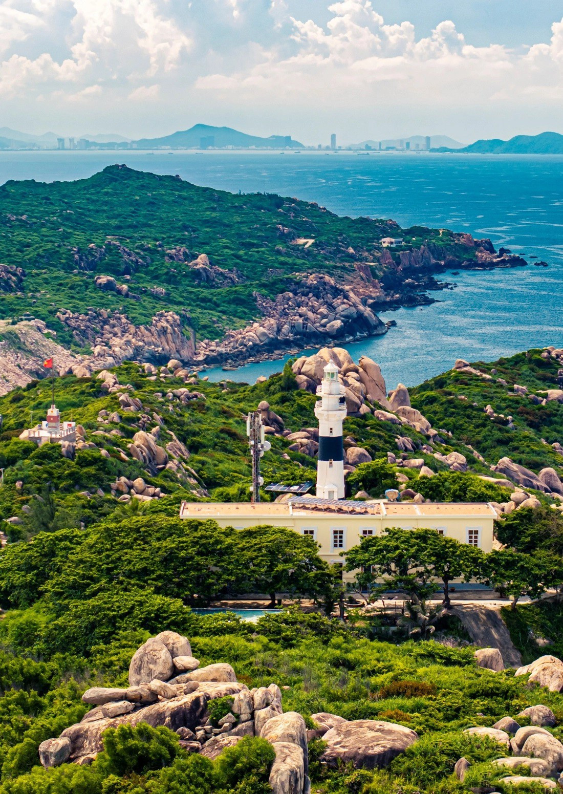 Vista desde la comuna insular hacia el barrio de Quy Nhon, donde se encuentra el centro administrativo de la provincia. 1707nhonchau3.jpg