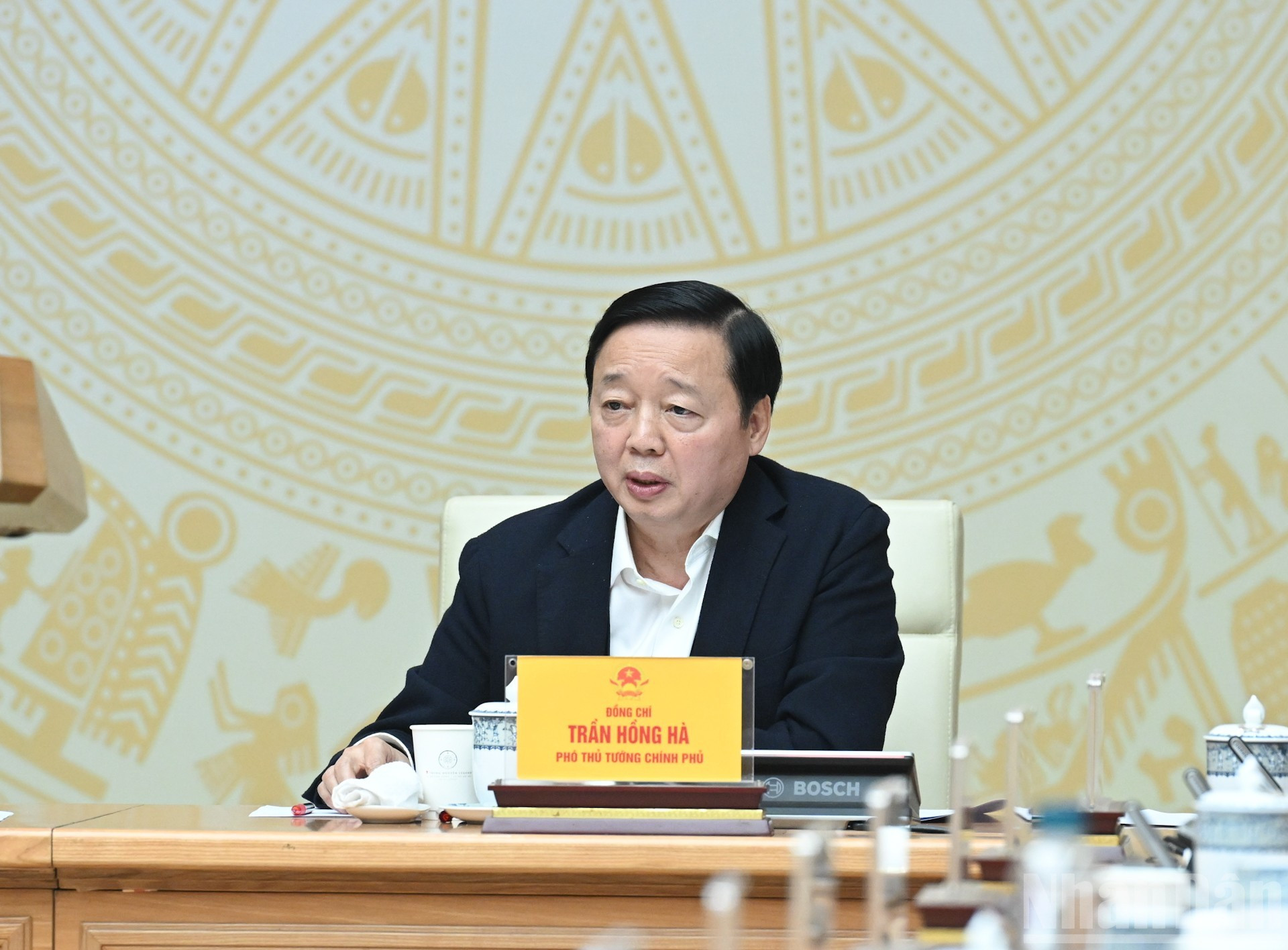 El viceprimer ministro Tran Hong Ha habla en la reunión.