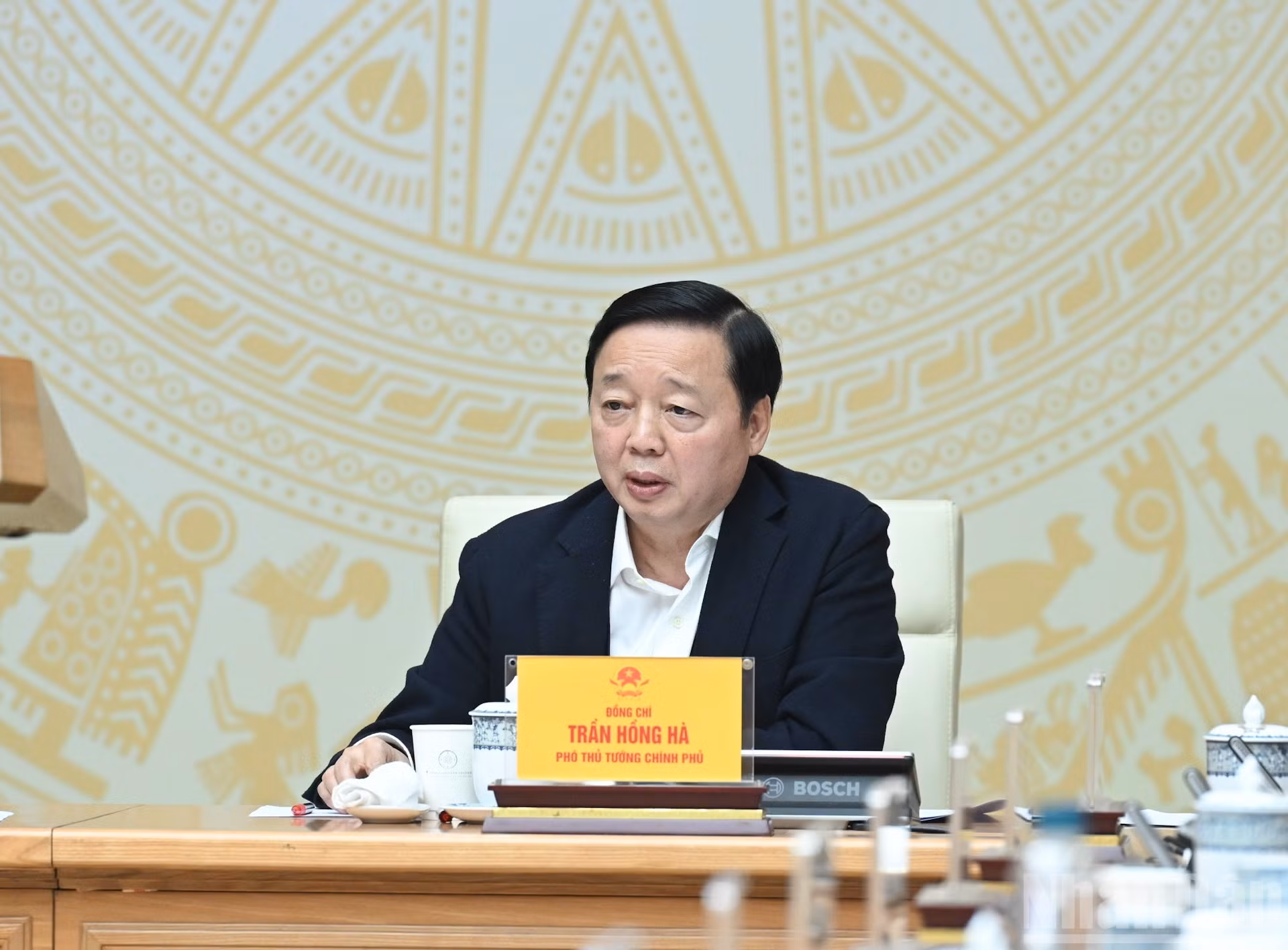El viceprimer ministro Tran Hong Ha habla en la reunión.
