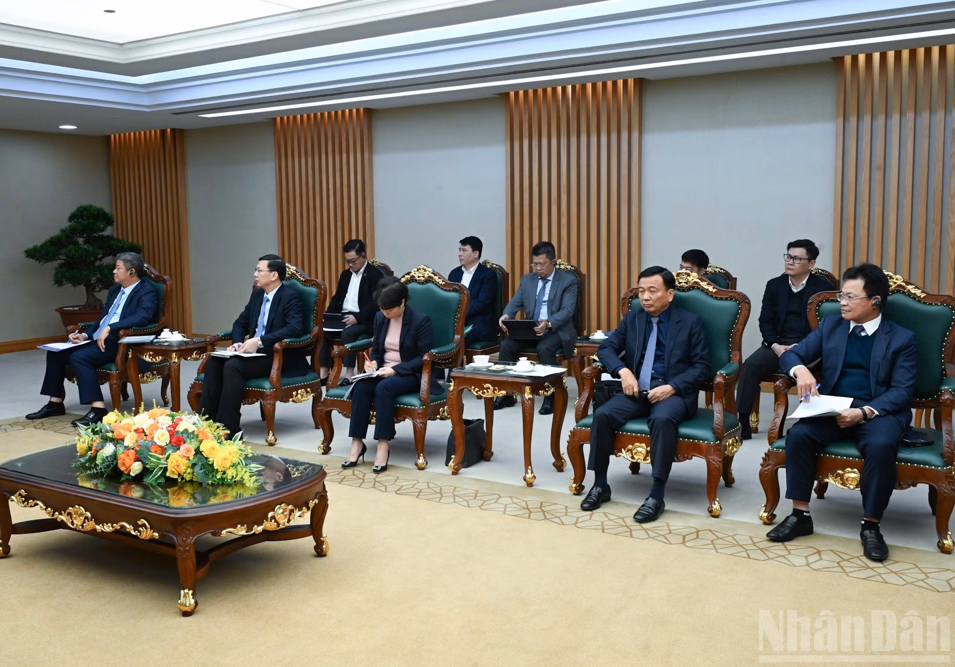 Representantes de ministerios, ramas y empresas de Vietnam.