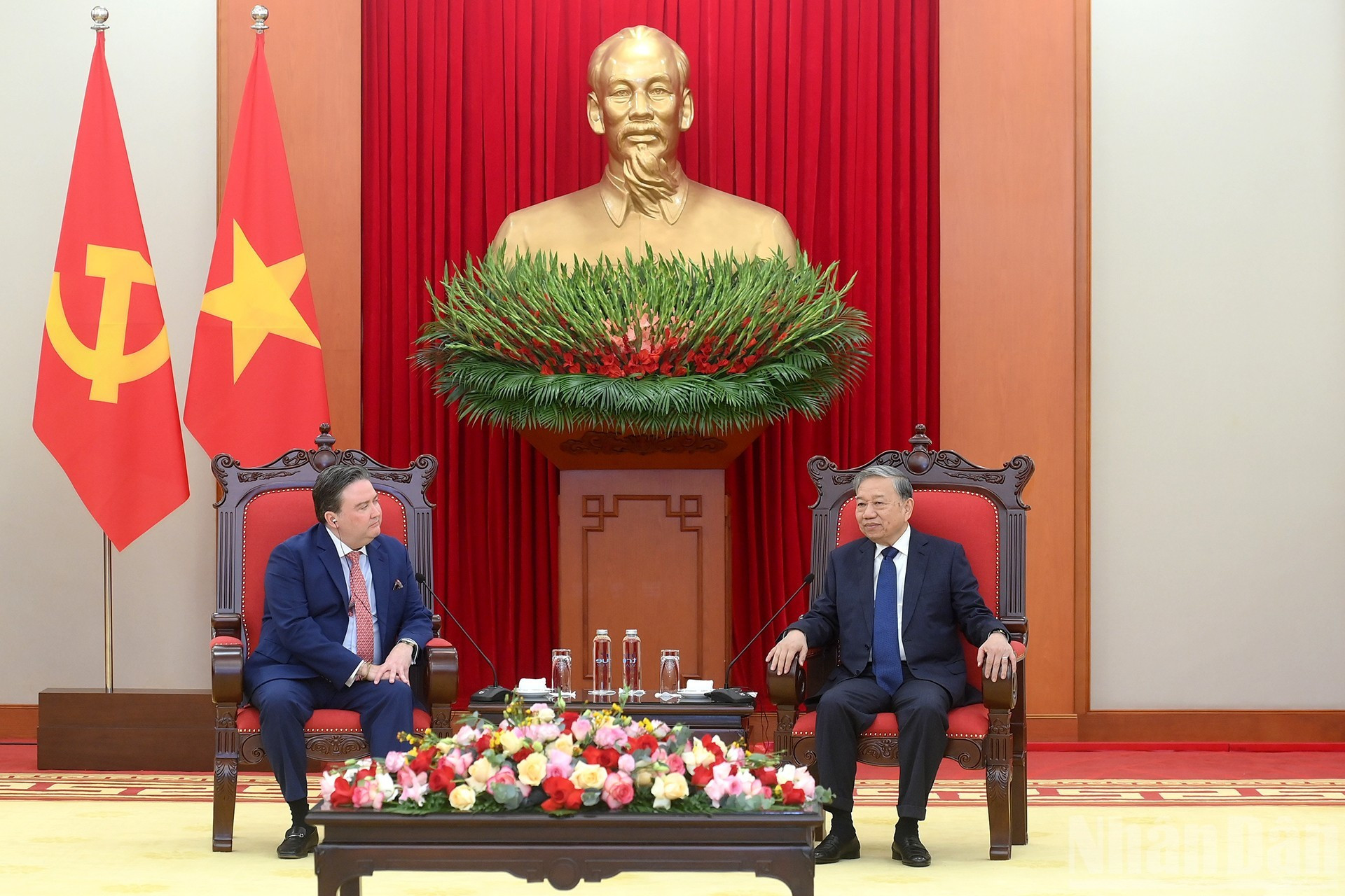 Escena de la reunión entre el secretario general del Partido Comunista de Vietnam, To Lam, y el embajador de Estados Unidos, Marc Knapper.