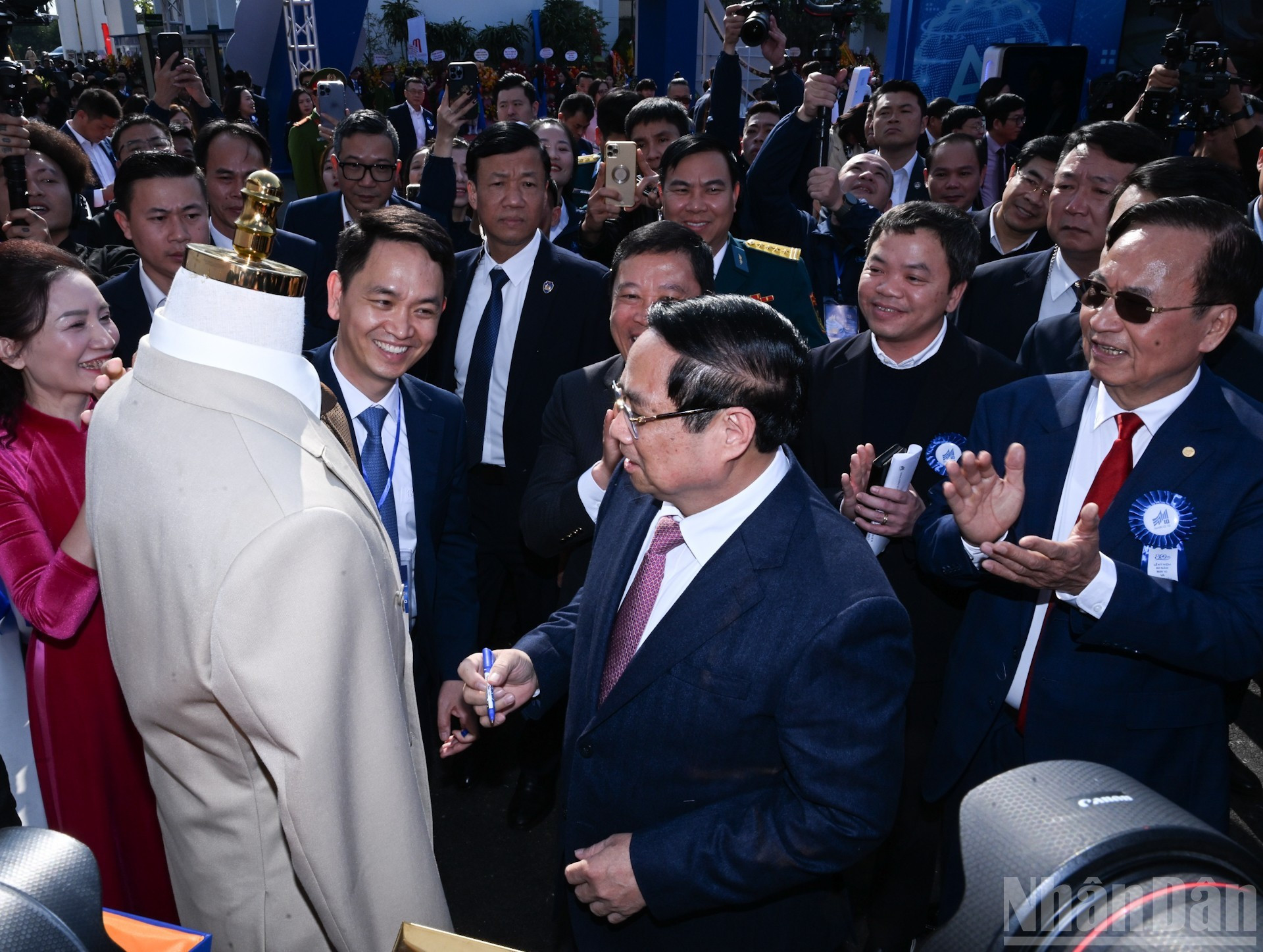 El premier firma el 25º millonésimo producto del grupo.