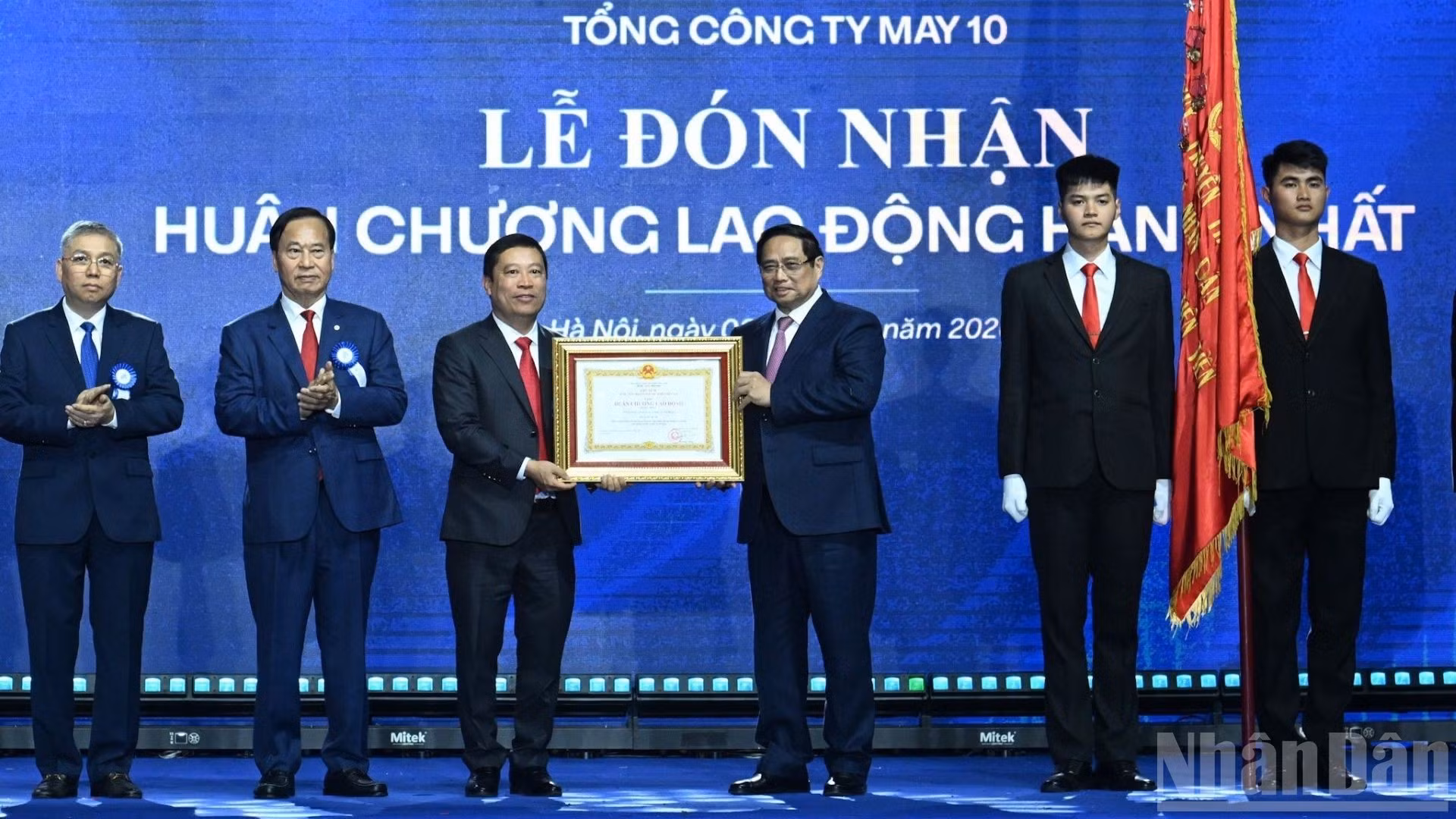 El primer ministro Pham Minh Chinh entrega la Orden del Trabajo de primera clase a la Corporación Textil y de Confección 10.