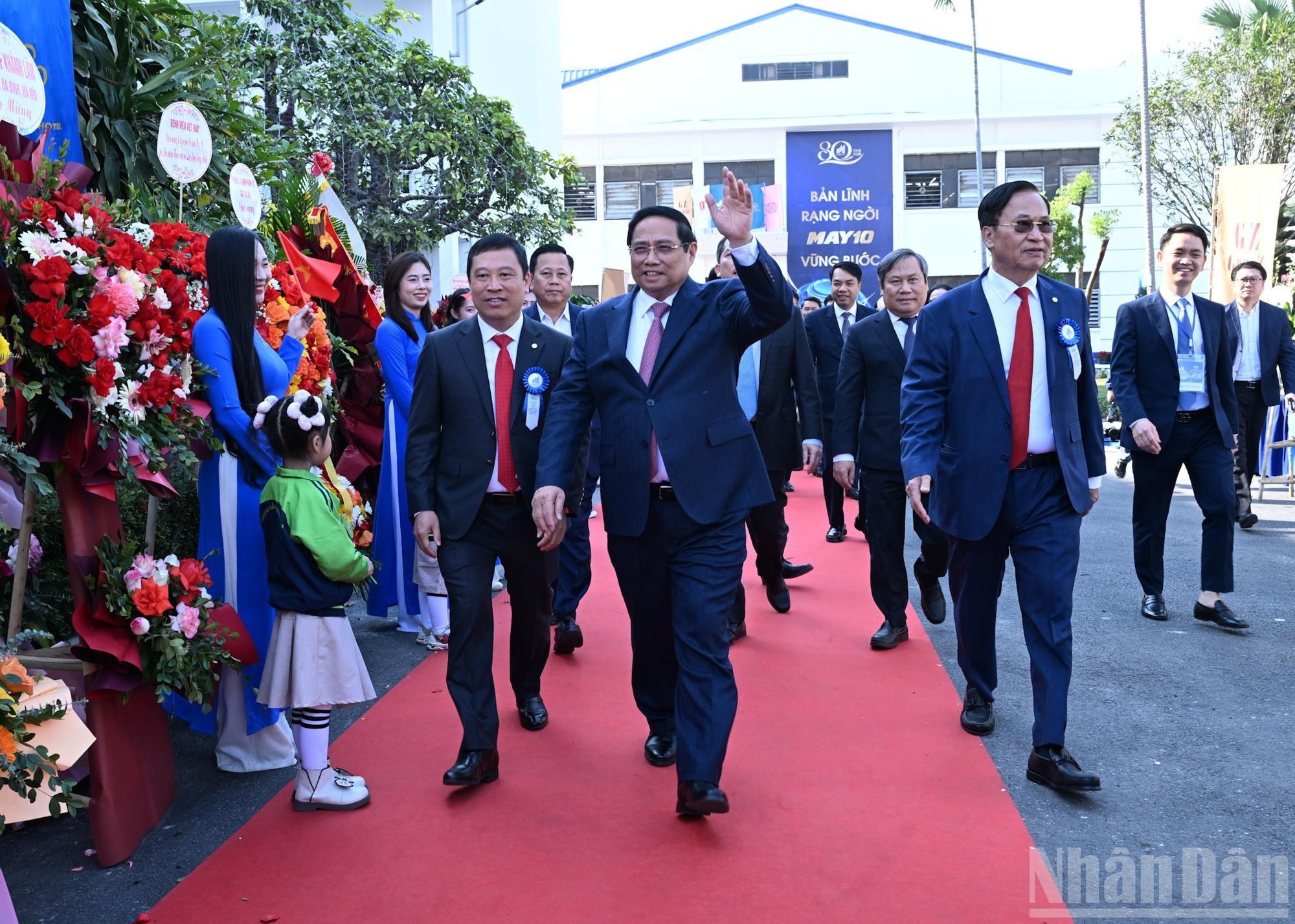 El primer ministro Pham Minh Chinh llega al evento.