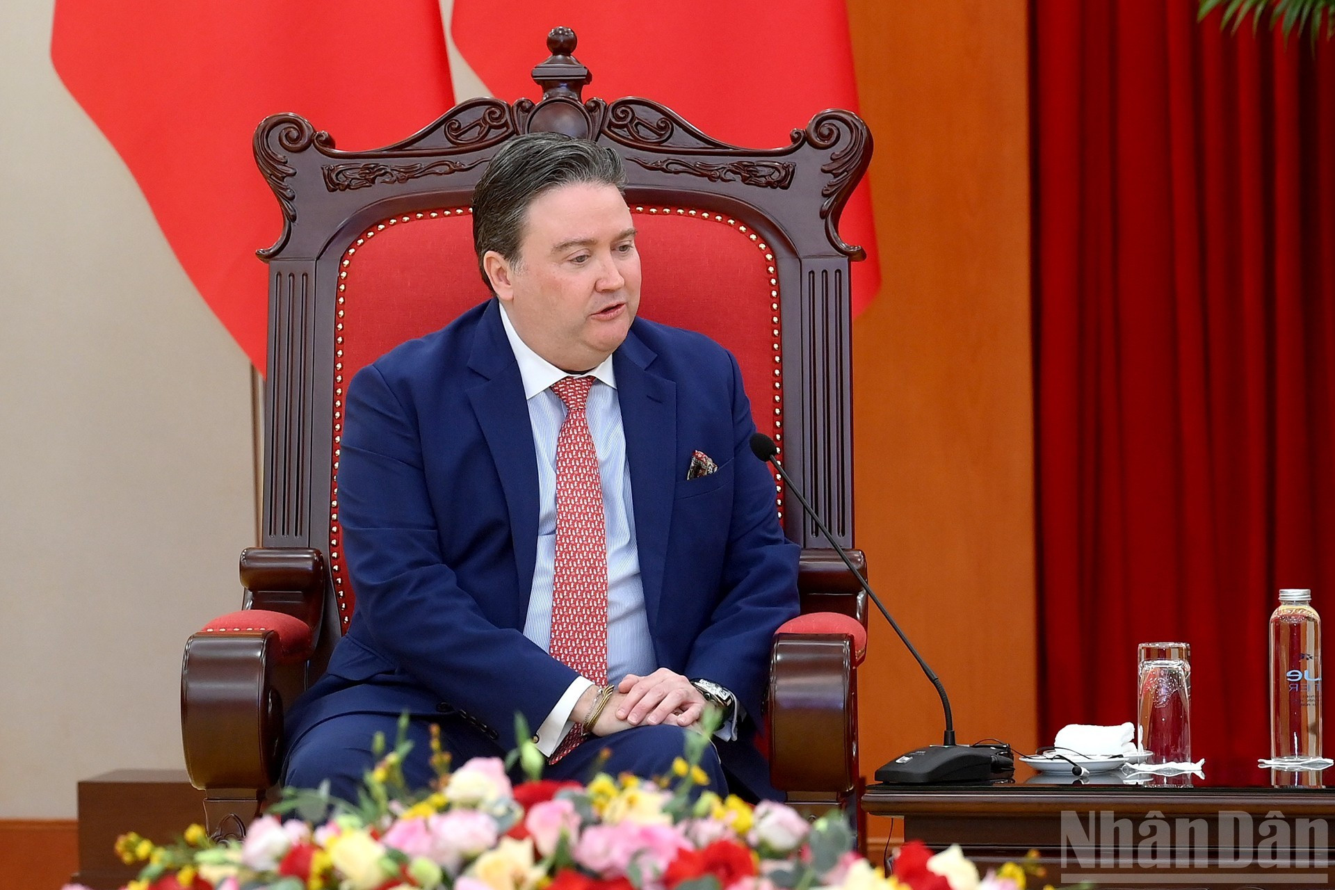 El embajador Marc Knapper interviene en la reunión.