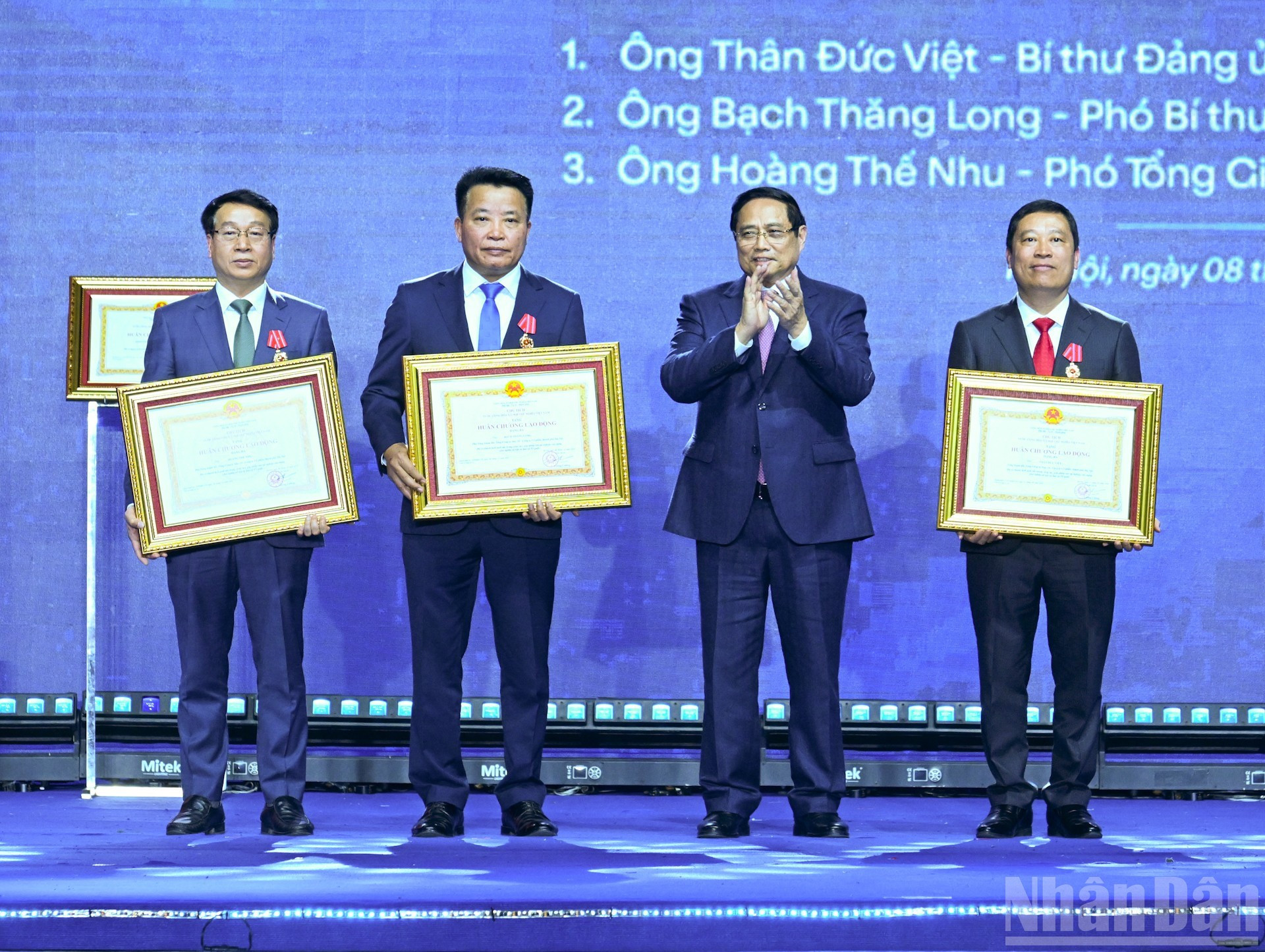 El primer ministro Pham Minh Chinh entrega la Orden del Trabajo de primera clase a la Corporación Textil y de Confección 10.