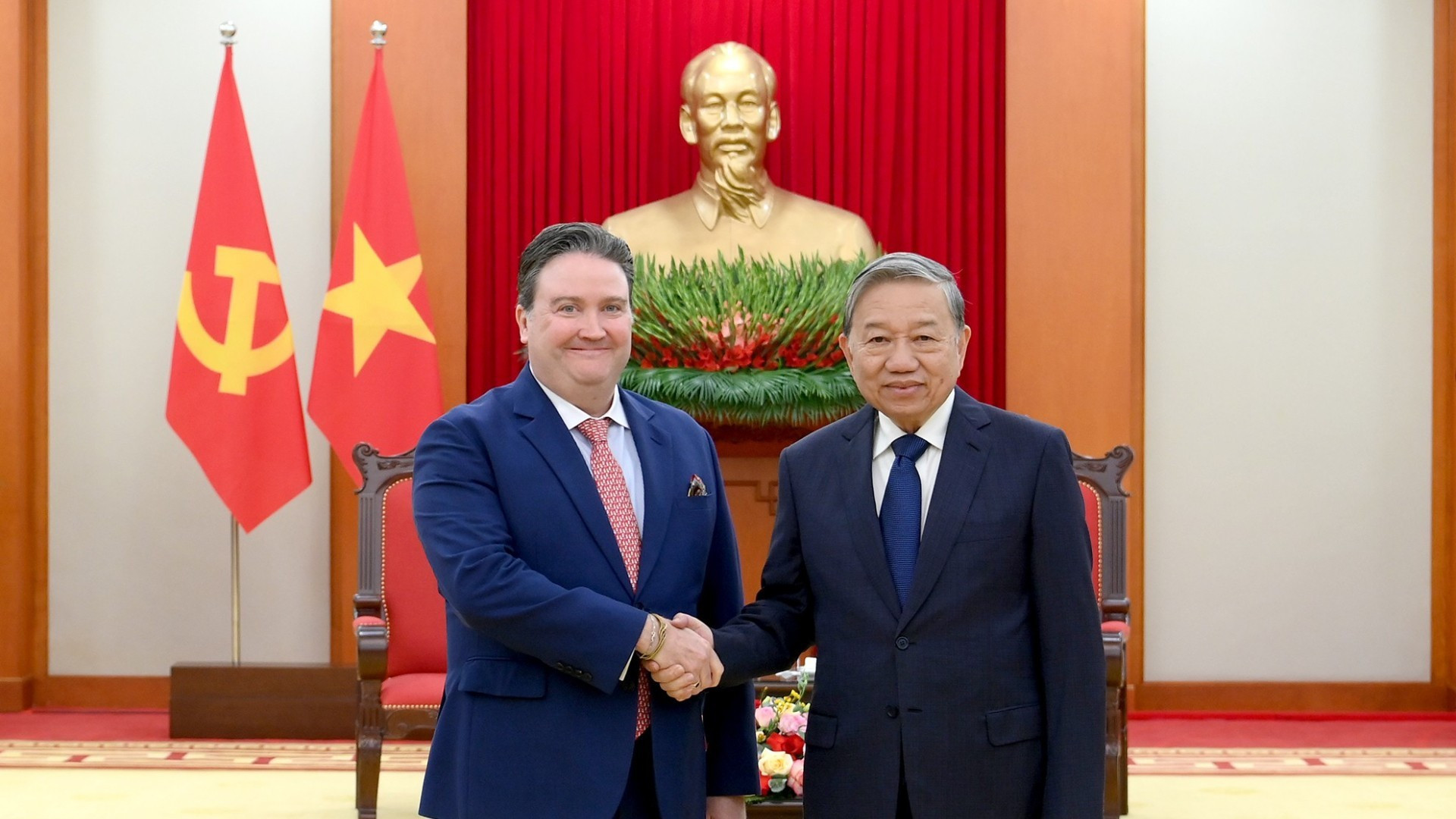 El secretario general del Partido Comunista de Vietnam, To Lam, recibe al embajador de Estados Unidos en el país, Marc Knapper.