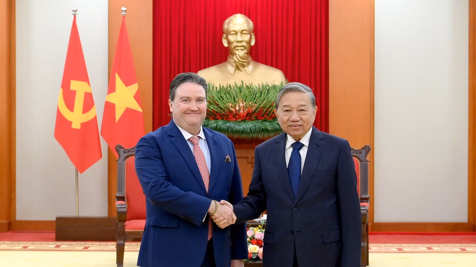 El secretario general del Partido Comunista de Vietnam, To Lam, recibe al embajador de Estados Unidos en el país, Marc Knapper.