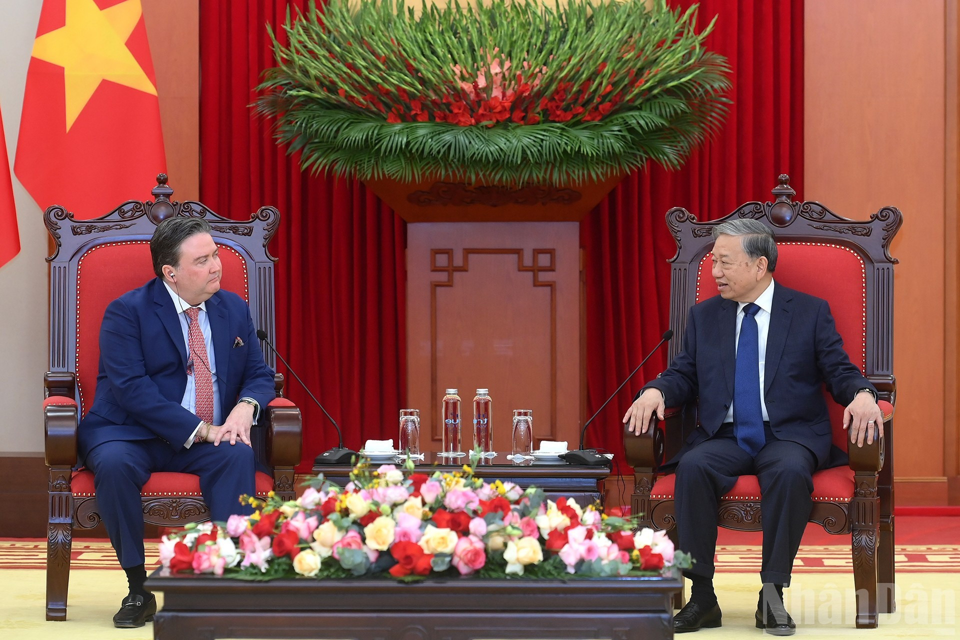 El secretario general del Partido Comunista de Vietnam, To Lam, conversa con el embajador saliente de Estados Unidos, Marc Knapper.