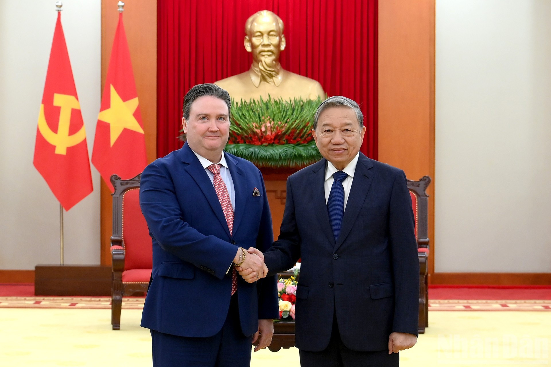 El secretario general del Partido Comunista de Vietnam, To Lam, y el embajador de Estados Unidos en el país, Marc Knapper.