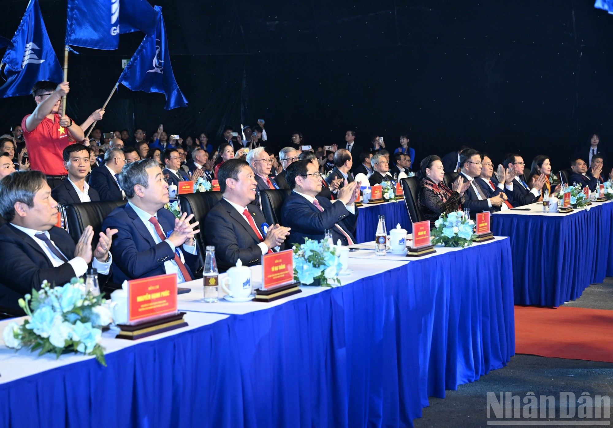 El premier Pham Minh Chinh y delegados a la ceremonia.