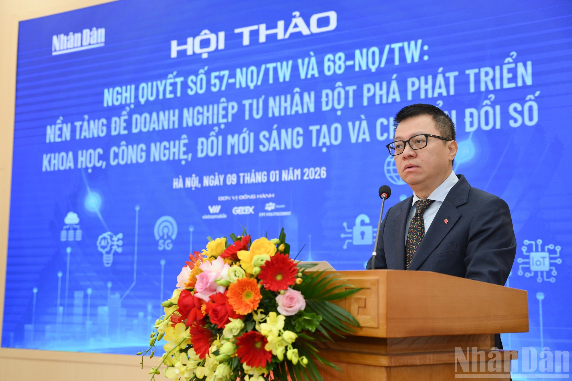 Le Quoc Minh, miembro del CC, presidente-editor de Nhan Dan, subjefe de la Comisión de Propaganda y Movilización de Masas del CC y titular de la Asociación de Periodistas de Vietnam, pronuncia el discurso inaugural de la cita.