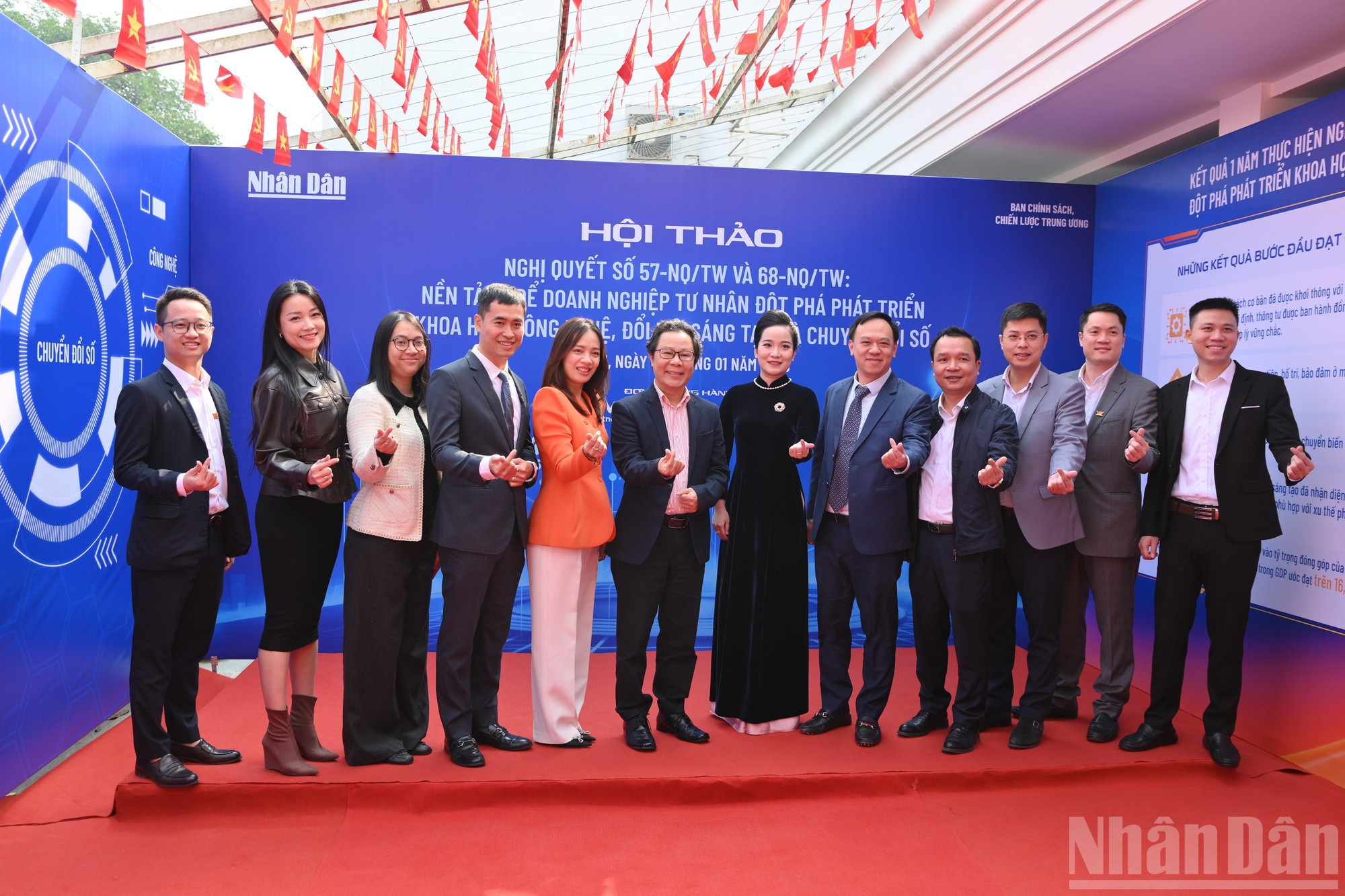 Funcionarios y expertos posan para fotos.