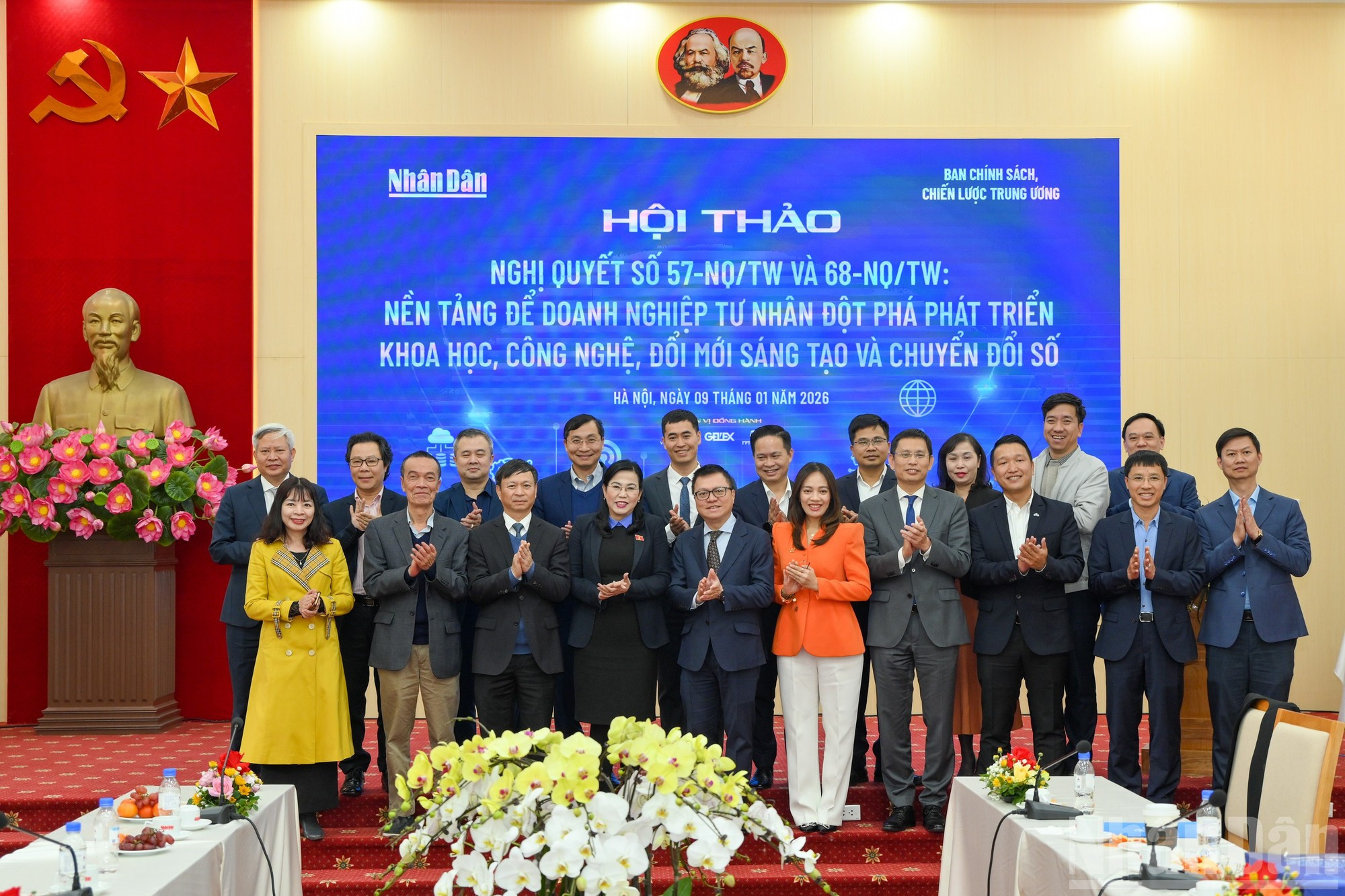 Funcionarios y expertos posan para fotos.