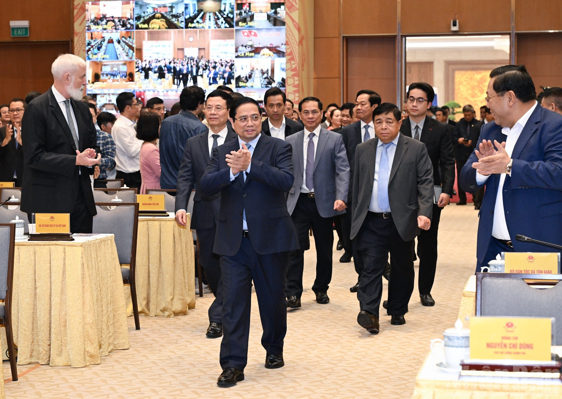 El primer ministro Pham Minh Chinh llega al tercer Foro Nacional sobre el Desarrollo de la Economía Digital y la Sociedad Digital.