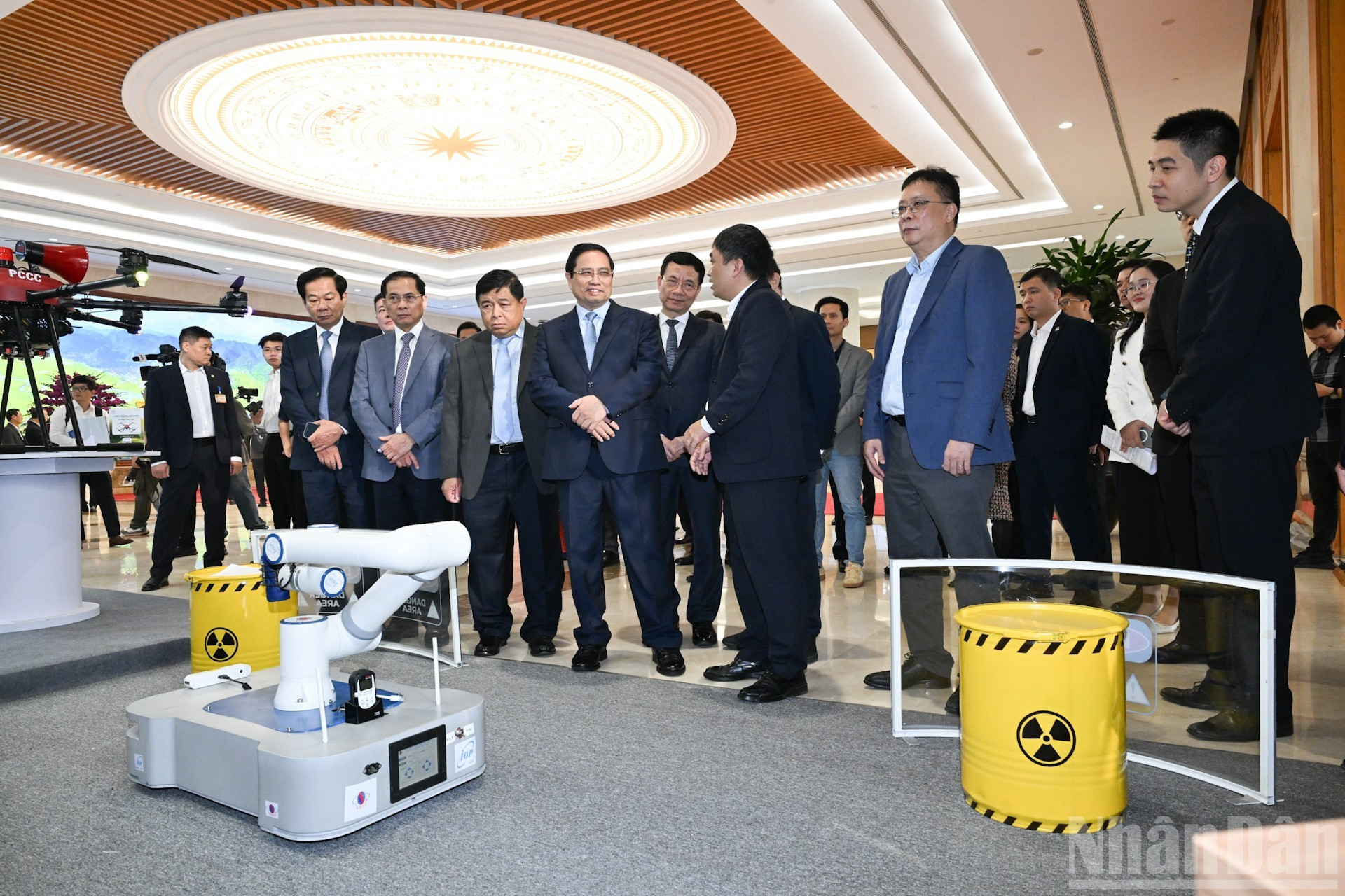 Minh Chinh recorre una exposición en el marco del foro.