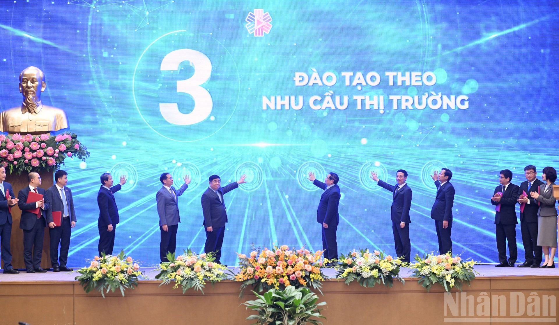 El premier Pham Minh Chinh y delegados lanzan de manera simbólica el programa “Aprender del trabajo práctico”, una iniciativa de cooperación entre el Estado, las instituciones educativas y las empresas destinada a la formación de personal calificado para el campo digital.
