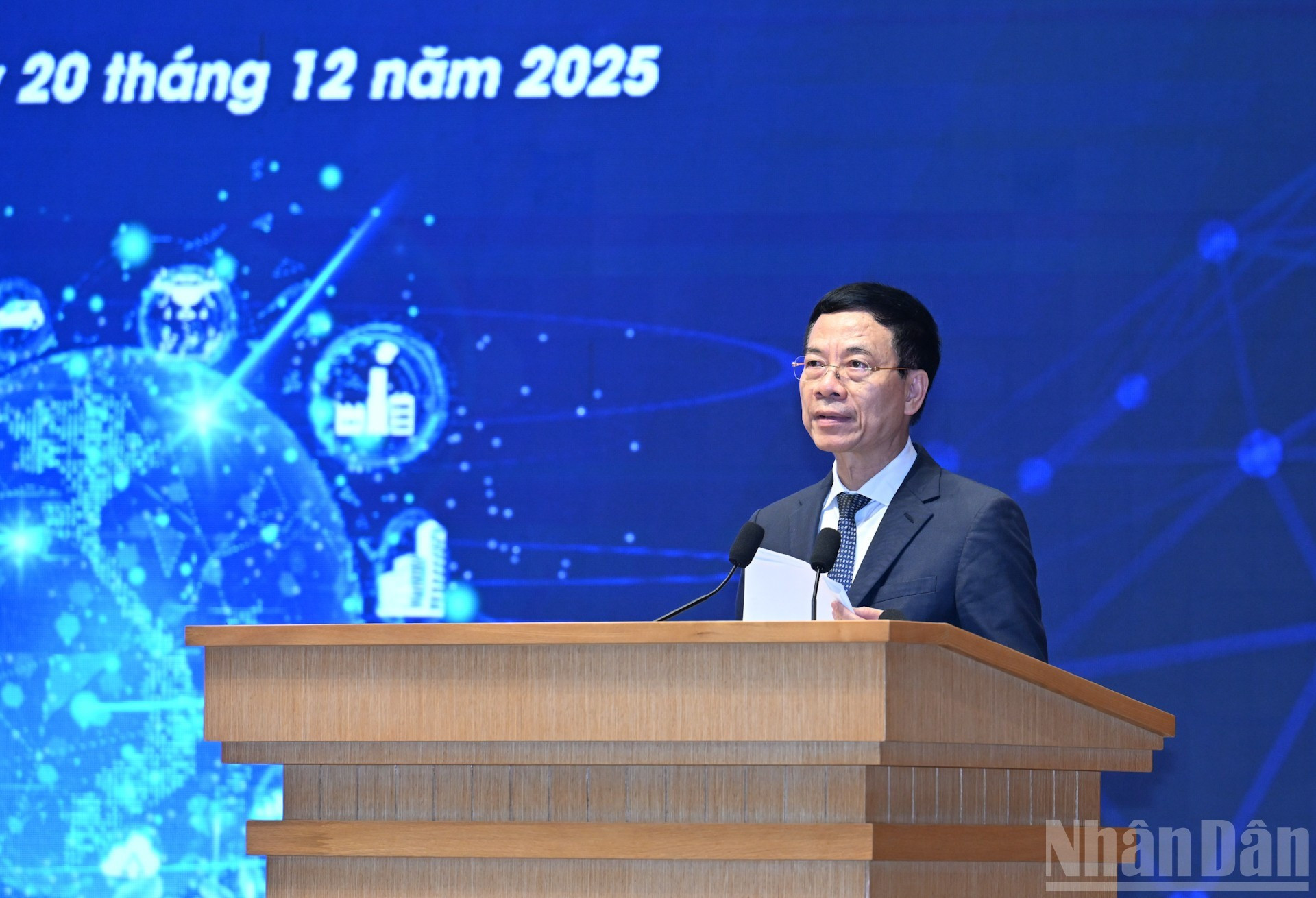 El ministro de Ciencia y Tecnología, Nguyen Manh Hung.