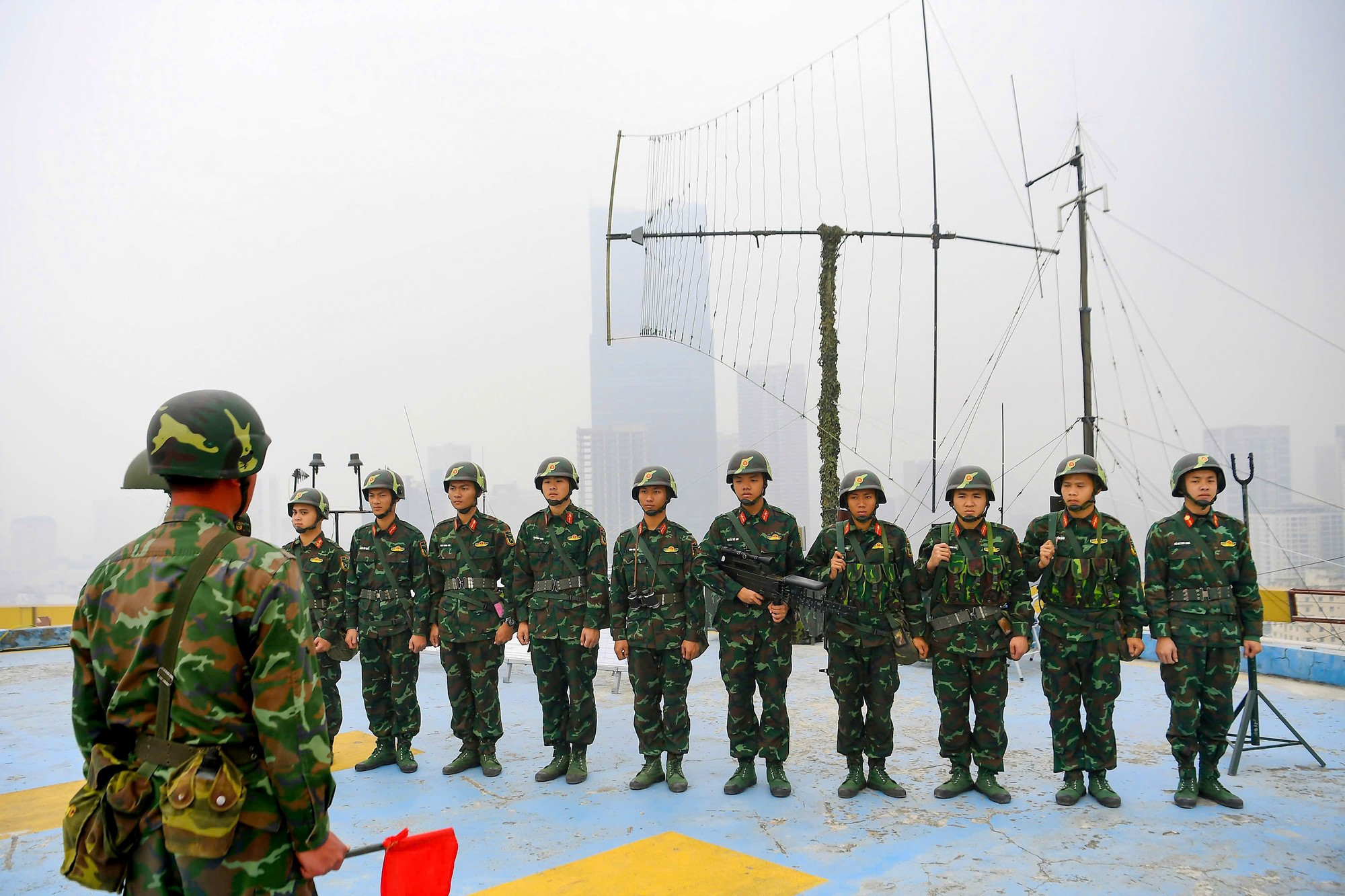 La División 692 del Cuerpo de ejército 301 (Alto Mando Militar de la Capital) lista para la tarea encomendada.