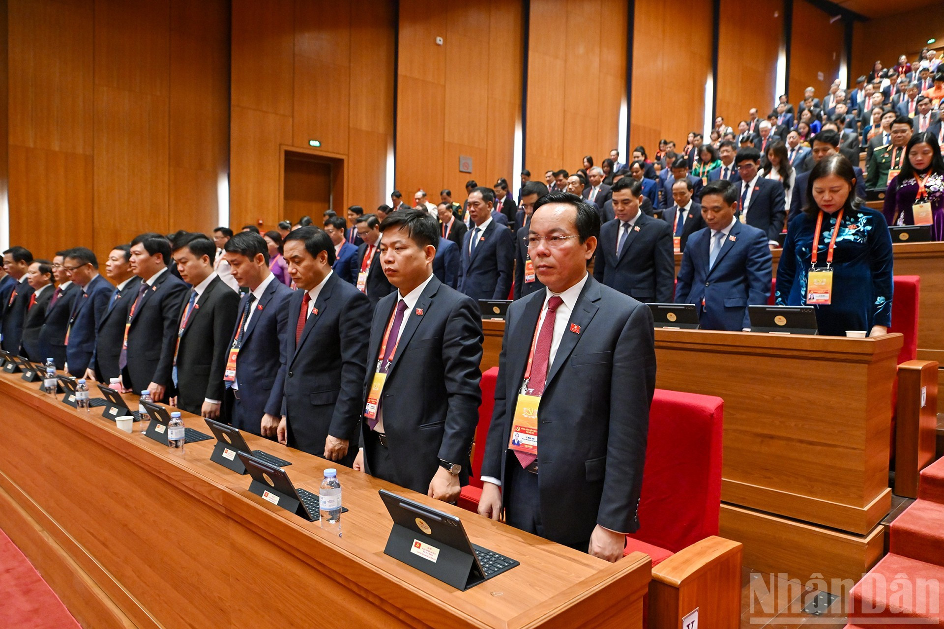 Los delegados guardan un minuto de silencio en homenaje al exsecretario general del Partido Nguyen Phu Trong (1944-2024) y los miembros del Comité Central del Partido del XIII mandato que fallecieron en el último lustro.