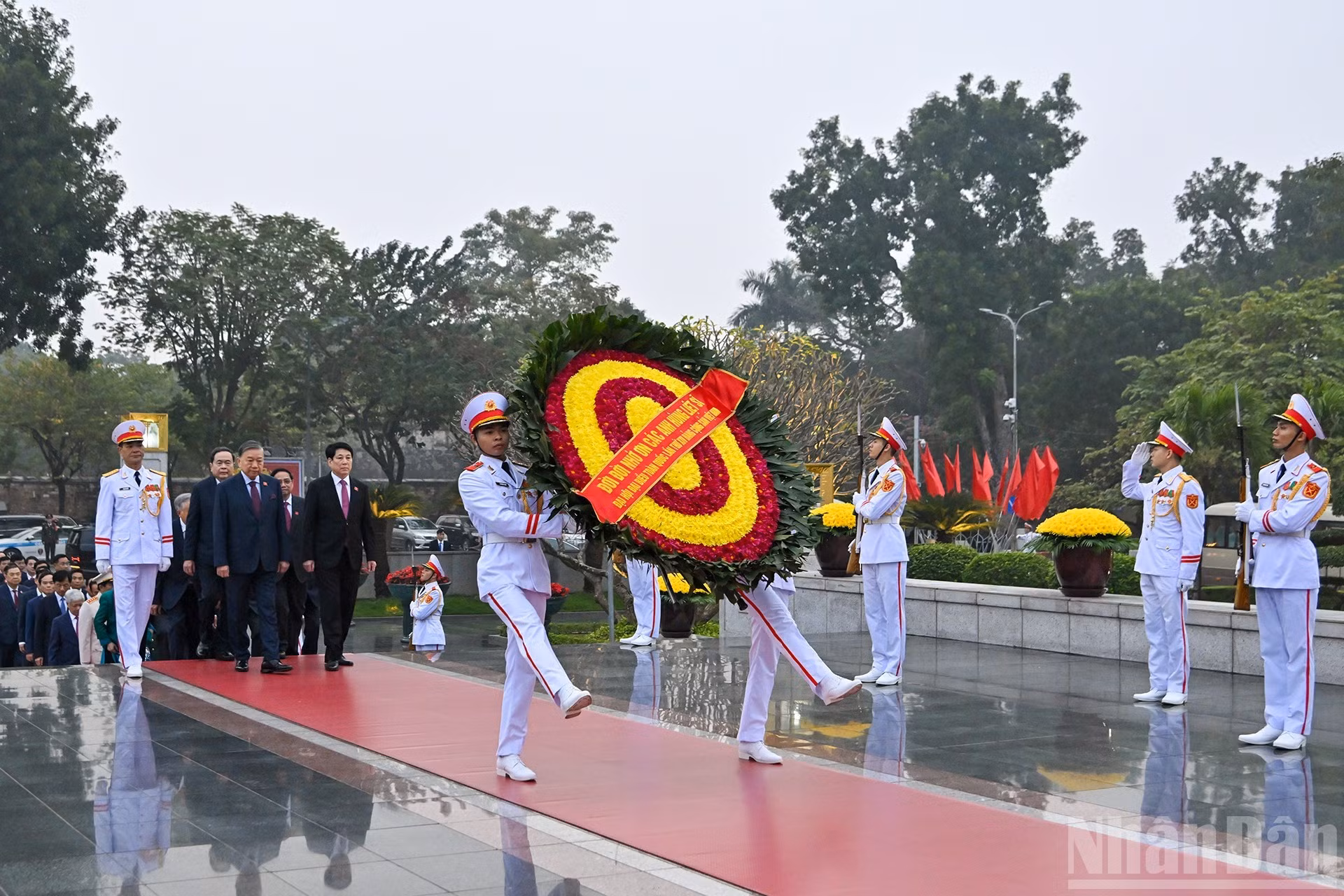 Dirigentes del Partido y del Estado avanzan al recinto del Monumento a los Héroes y Mártires de guerra en la calle de Bac Son.