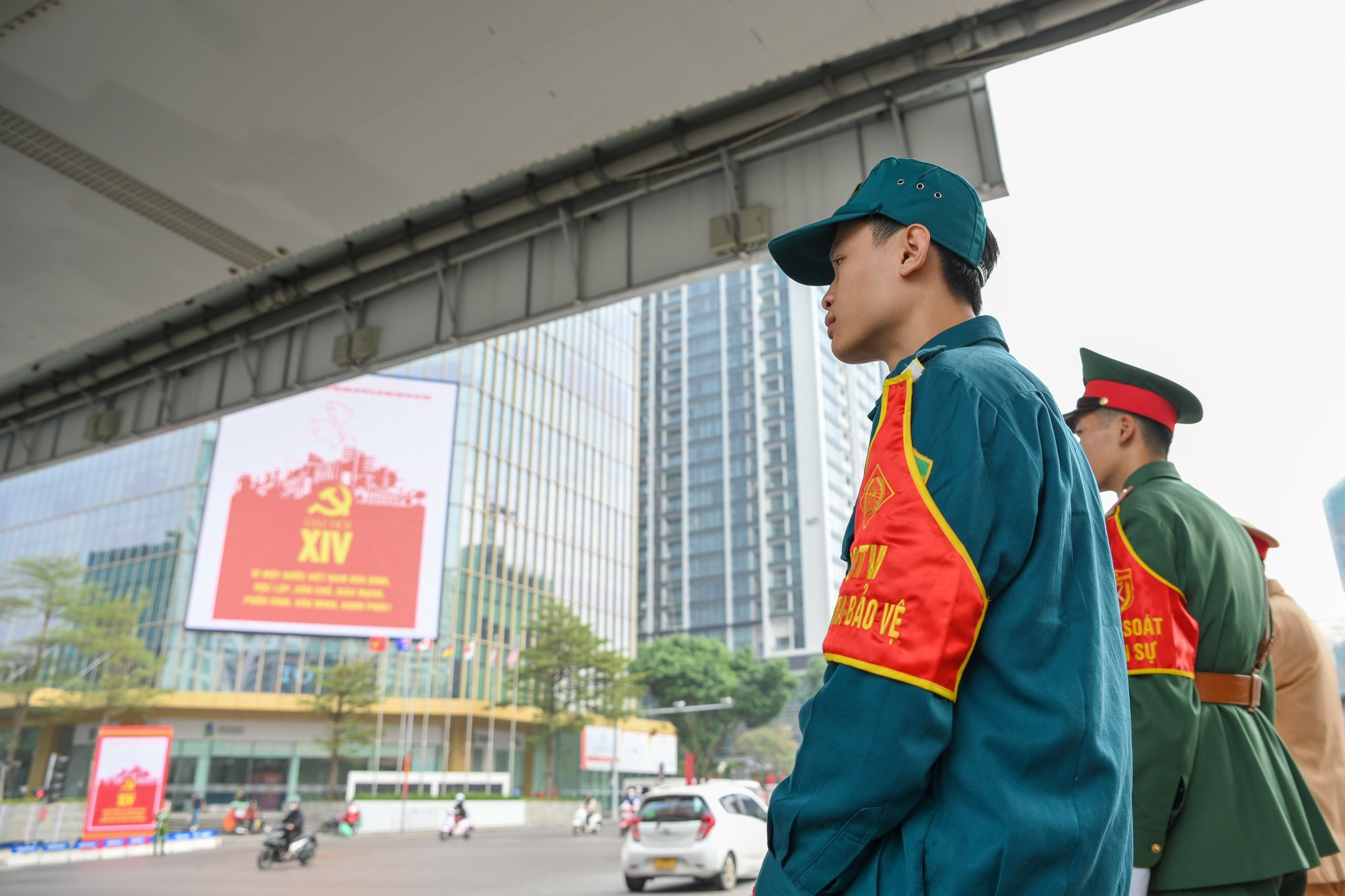 Todos los oficiales se dedican a velar por la magna cita partidista.