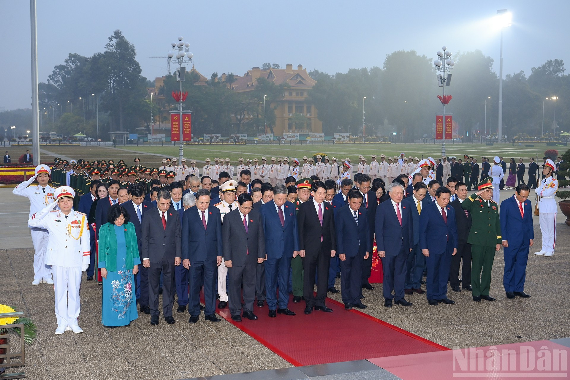 Los máximos dirigentes del Partido y del Estado presentan sus respetos ante el Mausoleo del Presidente Ho Chi Minh.