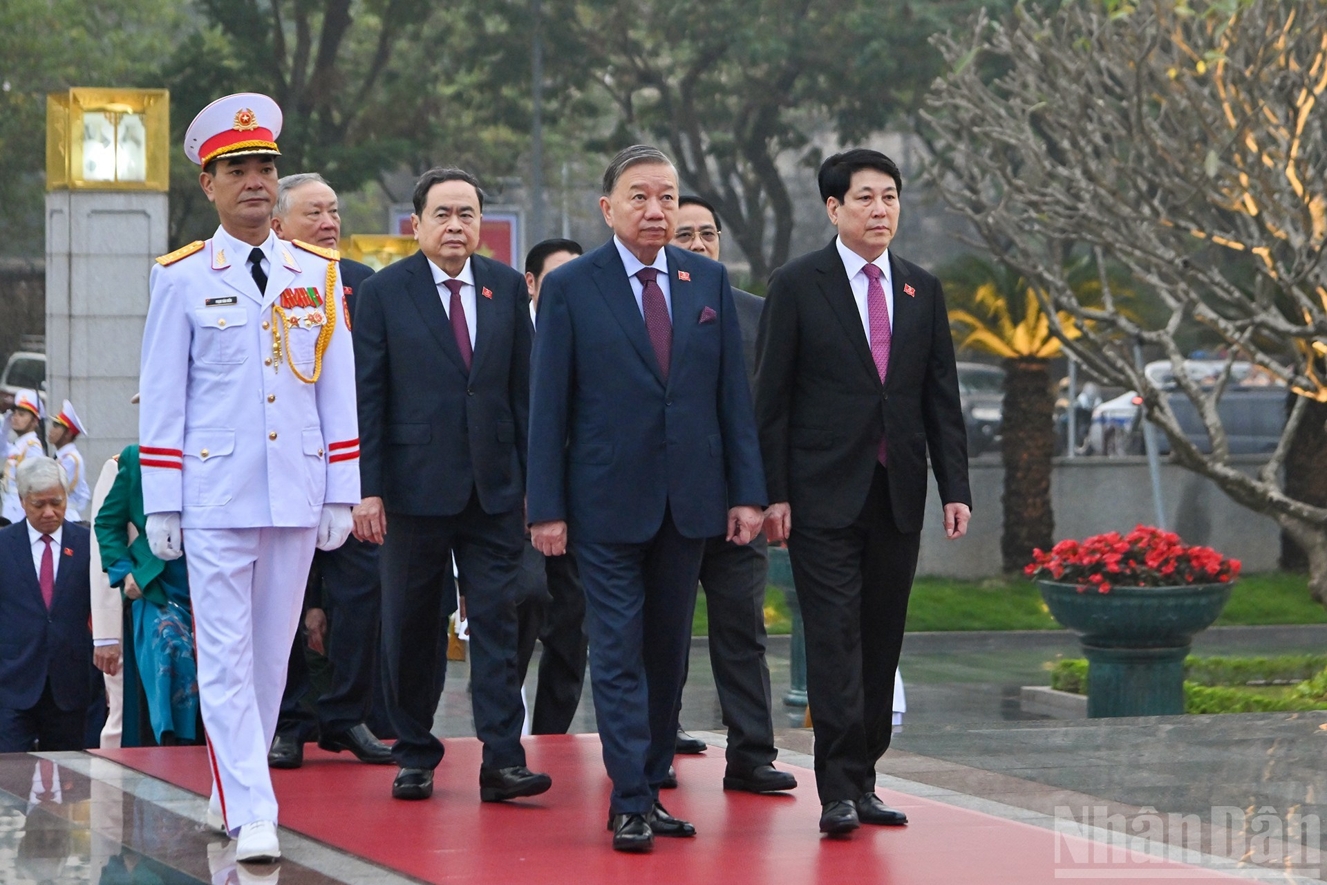 Dirigentes del Partido y del Estado llegan al Monumento.