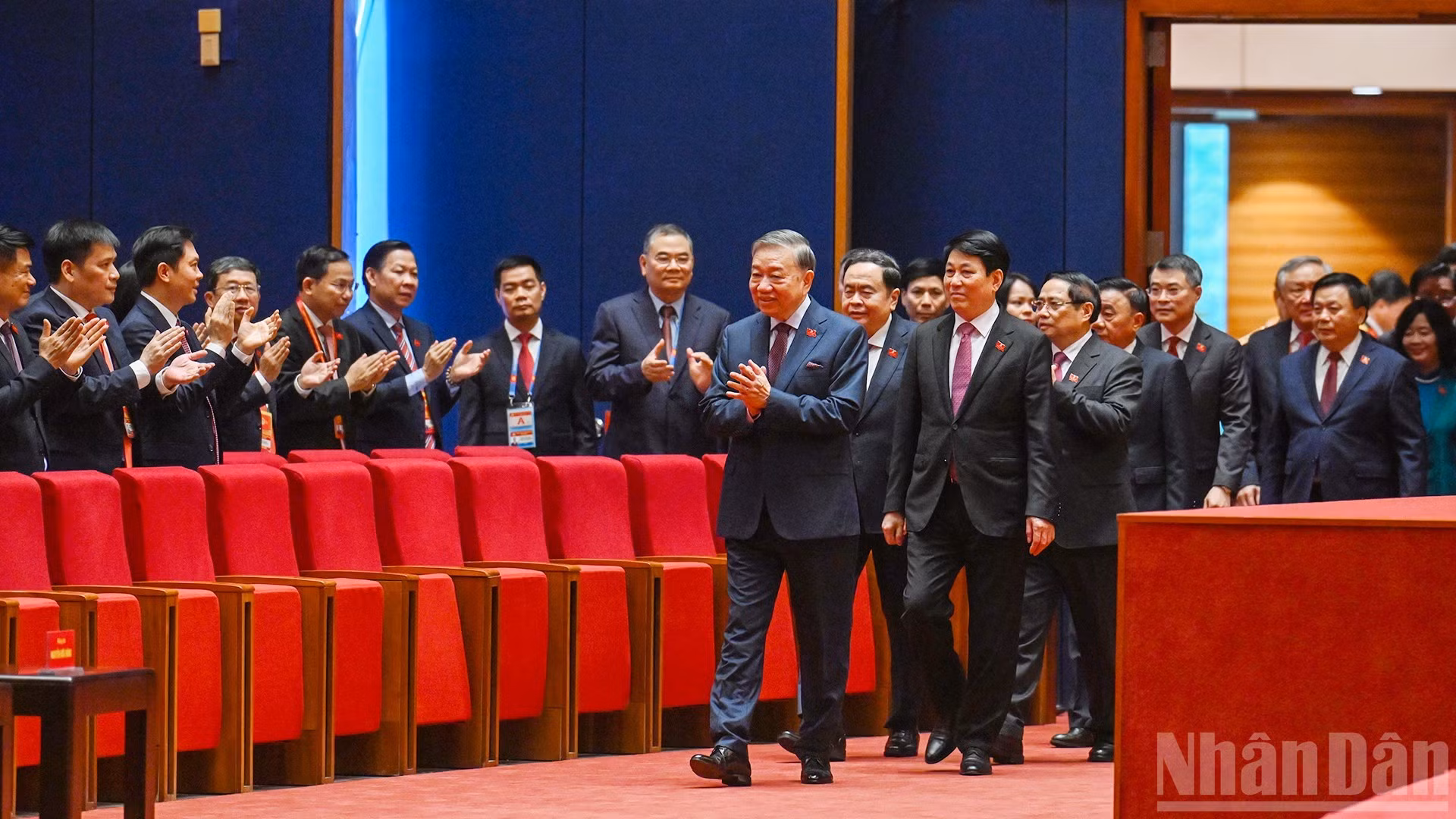 El secretario general del Partido Comunista de Vietnam, To Lam; el presidente del Estado, Luong Cuong; el primer ministro del país, Pham Minh Chinh, y el presidente de la Asamblea Nacional, Tran Thanh Man, junto con otros delegados, llegan a la sesión preparatoria.