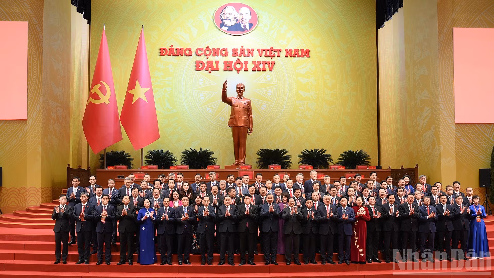 Los máximos dirigentes del Partido Comunista de Vietnam (PCV) y del Estado posan junto a delegados en la sesión preparatoria del XIV Congreso Nacional del PCV. (Foto: Dang Khoa)