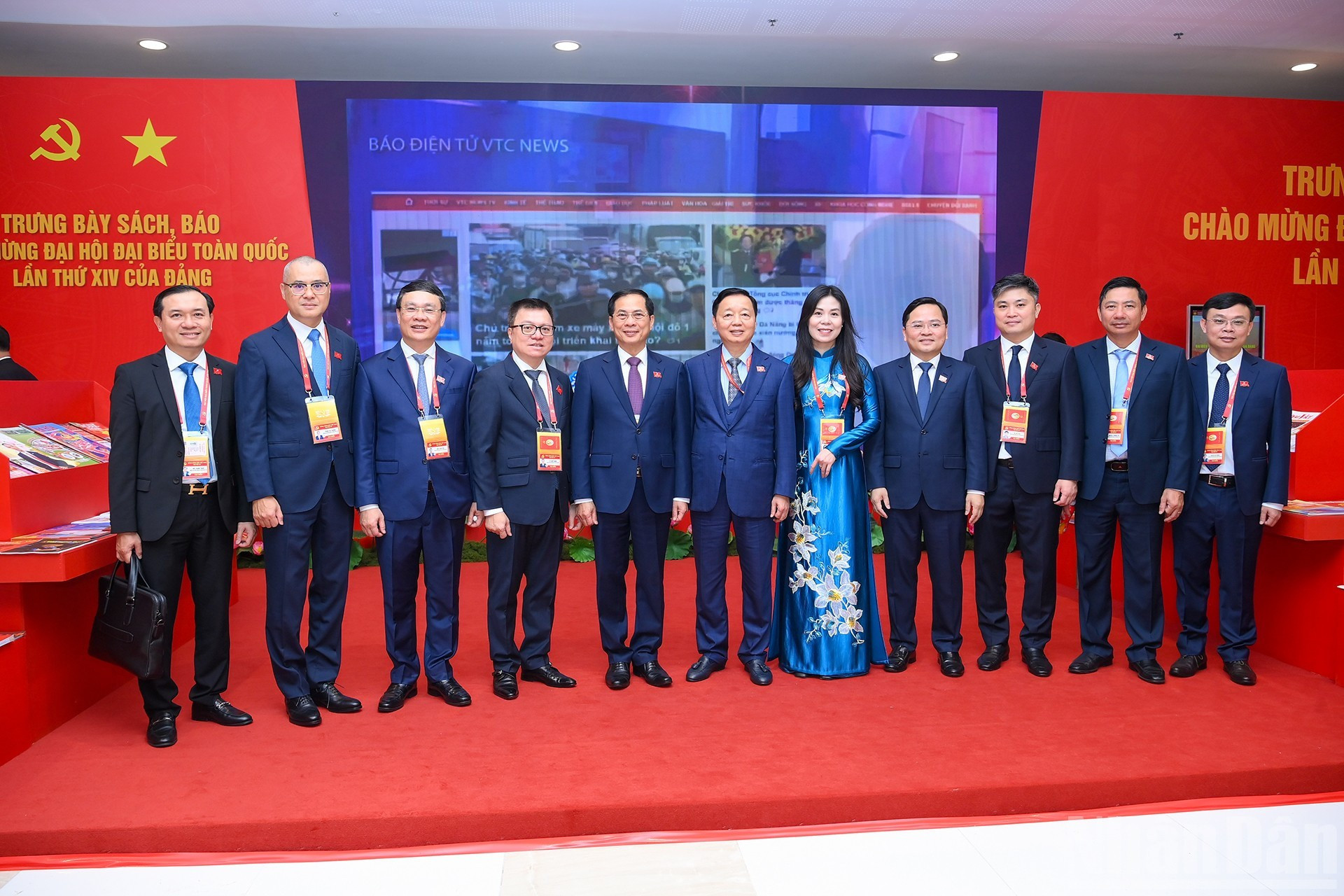 Delegados posan en el recinto de una exposición in situ del periódico Nhan Dan (Pueblo), órgano central del Partido Comunista de Vietnam.